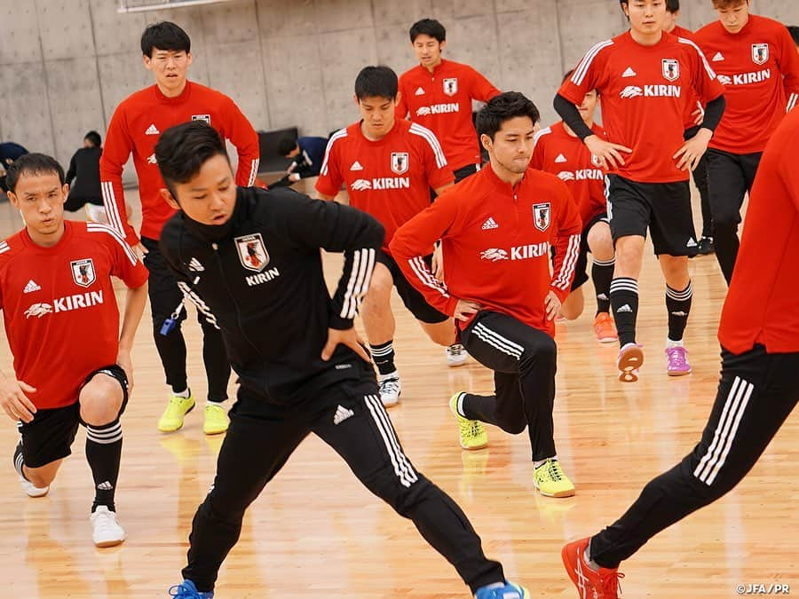 日本サッカー協会さんのインスタグラム写真 - (日本サッカー協会Instagram)「#フットサル日本代表 候補 戦術やセットプレーを確認する2部練習 　 11月30日(月)より活動を開始したフットサル日本代表候補は、12月1日(火)に2部練習を行いました。先月同様に代表チームの戦術やセットプレーの確認に多くの時間を割き、試合に向けて戦う準備をしっかりと行いました。 　 選手たちは9月、10月のトレーニングマッチでクラブチームに敗戦したことを改めて全員で認識し、トレーニング中やトレーニング後にもAFCフットサル選手権をも見据えて、どのような気持ちで翌日の試合に臨むかを互いに何度も口にしながらの集中した2セッションとなりました。 　 #futsal #daihyo #jfa」12月3日 19時24分 - japanfootballassociation