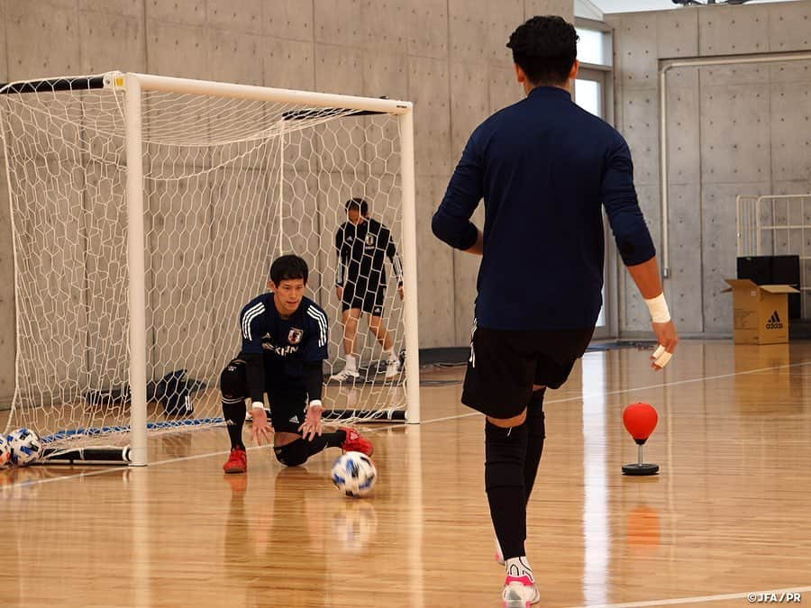 日本サッカー協会さんのインスタグラム写真 - (日本サッカー協会Instagram)「#フットサル日本代表 候補 戦術やセットプレーを確認する2部練習 　 11月30日(月)より活動を開始したフットサル日本代表候補は、12月1日(火)に2部練習を行いました。先月同様に代表チームの戦術やセットプレーの確認に多くの時間を割き、試合に向けて戦う準備をしっかりと行いました。 　 選手たちは9月、10月のトレーニングマッチでクラブチームに敗戦したことを改めて全員で認識し、トレーニング中やトレーニング後にもAFCフットサル選手権をも見据えて、どのような気持ちで翌日の試合に臨むかを互いに何度も口にしながらの集中した2セッションとなりました。 　 #futsal #daihyo #jfa」12月3日 19時24分 - japanfootballassociation