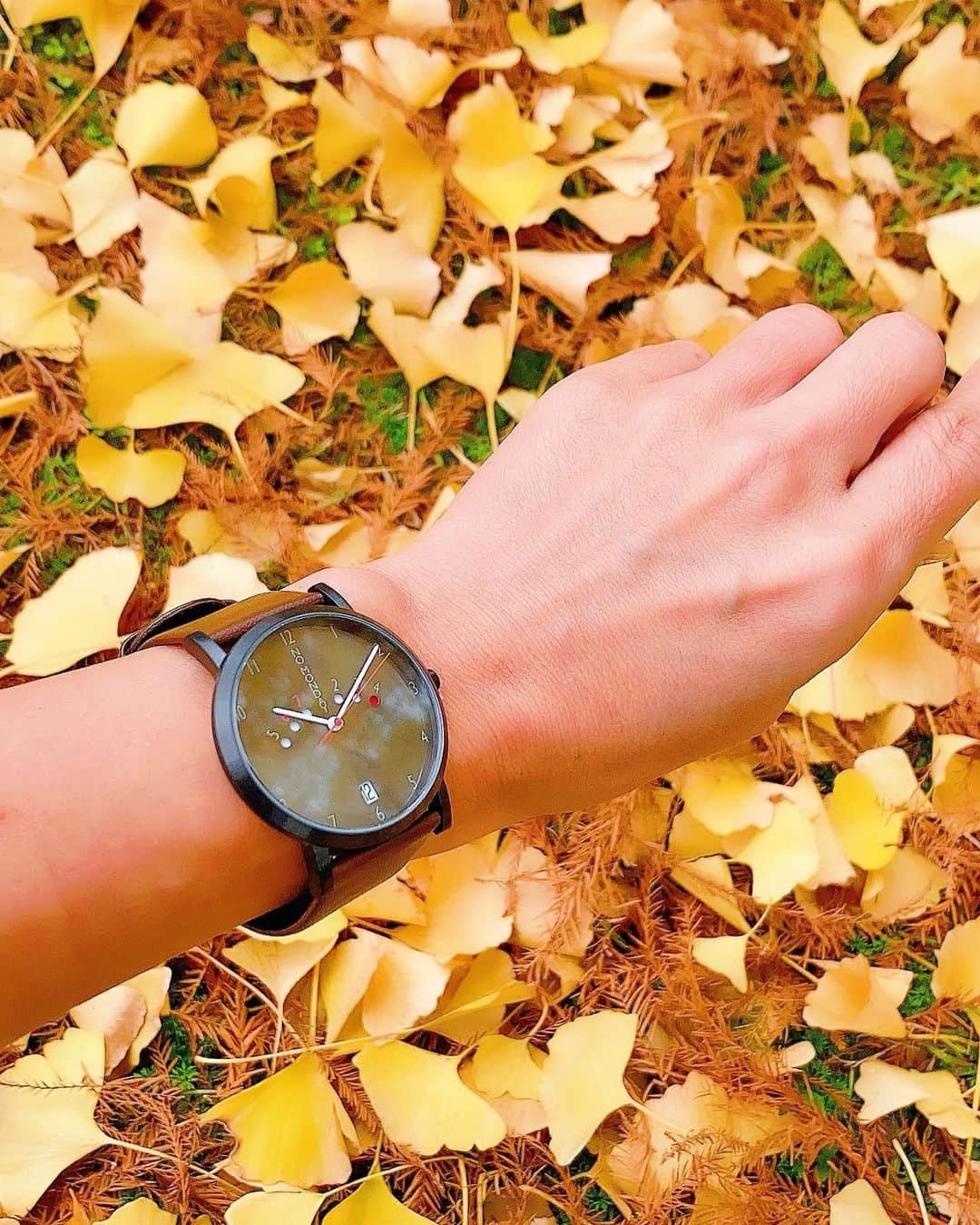 マキさんのインスタグラム写真 - (マキInstagram)「こんばんは🌇  秋の紅葉🍁もそろそろ終わりかな⁉️ 銀杏の葉がヒラヒラ舞って 綺麗な公園を散策  そんな時間を気にせずにゆっくり過ごすのが、癒しの時間♥️  秋色にぴったりなブラウンの腕時計 @nomonday_jp   お洒落なデザインのHappyweekendシリーズの腕時計は、文字盤が大きいので見やすくって、シンプルでお気に入り♥️  ✴️クーポンコード【makislc80】で、 10パーセントOFFになるから使ってね‼️ クリスマス🎄プレゼントにもいいかもね https://nomonday.jp/  ﻿@nomonday_jp  @nomonday_global  .  今日も一日お疲れ様でした😊 温かいお風呂に入って🛀寝んでね‼️ . .  #nomonday #ノーマンデー #腕時計 #時計 #手元倶楽部 #watch  #watchlover  #watchmania  #watchcollector #メンズコーデ#ペア#ウォッチ﻿ #クリスマス#プレゼント#ギフト」12月3日 19時26分 - maki_s0205