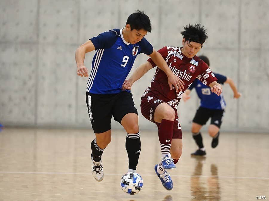 日本サッカー協会さんのインスタグラム写真 - (日本サッカー協会Instagram)「#フットサル日本代表 候補 フウガドールすみだに勝利し年内最後の活動を終える📸① 　　 最終日12月2日(水)には #Fリーグ 所属 #フウガドールすみだ @fugador_sumida とのトレーニングマッチを実施して年内最後のトレーニングキャンプを打ち上げました。 　 #ブルーノガルシア 監督はチームミーティングで「前回のキャンプからすごく強度の高く良いトレーニングができているので試合のピッチで体現してほしい。キックオフから試合終了までの40分間を全員が120％の力でやり続け相手を圧倒しよう」と選手達を鼓舞してピッチへ送り出しました。 　 トレーニングマッチはプレーイングタイム方式の1ピリオド20分の2本で実施されました。日本代表候補チームのスターティング５はキャプテンマークを巻いた #星翔太 選手、#西谷良介 選手、#皆本晃 選手、#仁部屋和弘 選手、#矢澤大夢 選手が名を連ねました。 　 ブルーノ監督の言葉を体現するように、第1ピリオドは日本代表候補チームが相手ゴールに積極的に攻め込んでいきます。開始1分には皆本選手が左サイドを突破し、ファーストシュートを放ちますが、惜しくもボールは枠を捉えることができません。 　 しかし、直後に高い位置で相手からボールを奪取し、味方のパスを受けた星選手が右サイドから強烈なシュートをねじ込み、幸先良く先制点を奪います。 　 ブルーノ監督は第1セットの4名、第2セットの4名と選手たちを交代させながら相手に攻め込みましたが、7分、日本の強度の高い守備をかいくぐった相手に失点を許してします。同点とされてからも焦ることなく、第3セットの選手たちも果敢に相手ゴールへ向かいますが最後の部分で決めきれず1-1で第1ピリオドを終えます。 　 第2ピリオドで先に得点が欲しい日本代表候補チームは21分、西谷選手の個人技で相手を剥がし、ペナルティエリアで星選手へパスをつなぎ、渾身のシュートを放ちますが相手GKの好セーブで得点を奪うことができません。 　 すると27分、相手に一瞬の隙を突かれカウンター攻撃で先日U-19フットサル日本代表候補に招集された #甘利斗亜 選手に逆転ゴールを決められてしまいます。1-2の状況となってからも慌てることなく、ベンチ含め選手達は声を掛け合って攻撃を組み立てていきます。32分、自陣でボールを持った星選手がドリブルで相手コートへ一気に攻め込み、GKとの1対1を制して同点ゴールを奪います。 　 その後も両チームが攻め合い拮抗した試合展開になりますが、試合を動かしたのは日本代表候補チームでした。38分、相手の攻撃を防いだ瞬間、第2ピリオドからゴールを守る #関口優志 選手が相手コートのスペースを見逃さず鋭いスローを供給すると走り上がっていた #安藤良平 選手がボールを収め、そのまま相手ゴールに流し込み逆転弾を決めます。 　 同点ゴールが欲しい相手チームによるパワープレーをしのぐ時間も耐えきり、最終スコア3-2で年内最後の活動を勝利で締めくくりました。 　 未曾有の世界情勢にフットサル日本代表も他カテゴリーと同様に大きな活動変更を余儀なくされましたが、ブルーノ監督の「常に自分たちに矢印を向けてコントロールできる部分にしっかりとコミットしよう」というメッセージのもと多くのサポートを受けながら活動を実施してきました。フットサル日本代表にとっては2大会ぶりのFIFAフットサルワールドカップ出場に向けて2021年も活動を継続していきます。 　 #futsal #daihyo #jfa」12月3日 19時27分 - japanfootballassociation