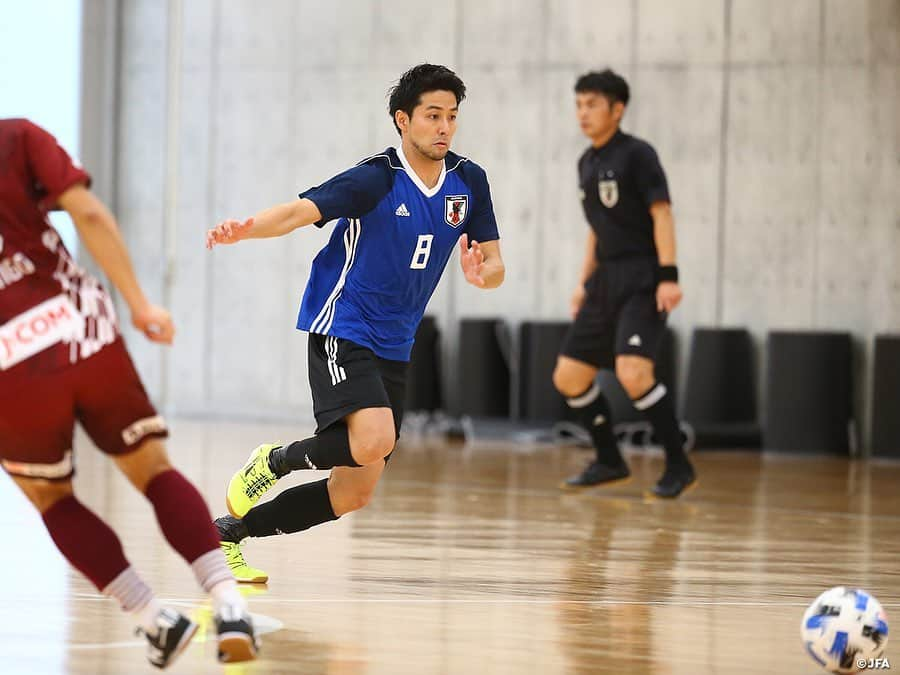 日本サッカー協会さんのインスタグラム写真 - (日本サッカー協会Instagram)「#フットサル日本代表 候補 フウガドールすみだに勝利し年内最後の活動を終える📸① 　　 最終日12月2日(水)には #Fリーグ 所属 #フウガドールすみだ @fugador_sumida とのトレーニングマッチを実施して年内最後のトレーニングキャンプを打ち上げました。 　 #ブルーノガルシア 監督はチームミーティングで「前回のキャンプからすごく強度の高く良いトレーニングができているので試合のピッチで体現してほしい。キックオフから試合終了までの40分間を全員が120％の力でやり続け相手を圧倒しよう」と選手達を鼓舞してピッチへ送り出しました。 　 トレーニングマッチはプレーイングタイム方式の1ピリオド20分の2本で実施されました。日本代表候補チームのスターティング５はキャプテンマークを巻いた #星翔太 選手、#西谷良介 選手、#皆本晃 選手、#仁部屋和弘 選手、#矢澤大夢 選手が名を連ねました。 　 ブルーノ監督の言葉を体現するように、第1ピリオドは日本代表候補チームが相手ゴールに積極的に攻め込んでいきます。開始1分には皆本選手が左サイドを突破し、ファーストシュートを放ちますが、惜しくもボールは枠を捉えることができません。 　 しかし、直後に高い位置で相手からボールを奪取し、味方のパスを受けた星選手が右サイドから強烈なシュートをねじ込み、幸先良く先制点を奪います。 　 ブルーノ監督は第1セットの4名、第2セットの4名と選手たちを交代させながら相手に攻め込みましたが、7分、日本の強度の高い守備をかいくぐった相手に失点を許してします。同点とされてからも焦ることなく、第3セットの選手たちも果敢に相手ゴールへ向かいますが最後の部分で決めきれず1-1で第1ピリオドを終えます。 　 第2ピリオドで先に得点が欲しい日本代表候補チームは21分、西谷選手の個人技で相手を剥がし、ペナルティエリアで星選手へパスをつなぎ、渾身のシュートを放ちますが相手GKの好セーブで得点を奪うことができません。 　 すると27分、相手に一瞬の隙を突かれカウンター攻撃で先日U-19フットサル日本代表候補に招集された #甘利斗亜 選手に逆転ゴールを決められてしまいます。1-2の状況となってからも慌てることなく、ベンチ含め選手達は声を掛け合って攻撃を組み立てていきます。32分、自陣でボールを持った星選手がドリブルで相手コートへ一気に攻め込み、GKとの1対1を制して同点ゴールを奪います。 　 その後も両チームが攻め合い拮抗した試合展開になりますが、試合を動かしたのは日本代表候補チームでした。38分、相手の攻撃を防いだ瞬間、第2ピリオドからゴールを守る #関口優志 選手が相手コートのスペースを見逃さず鋭いスローを供給すると走り上がっていた #安藤良平 選手がボールを収め、そのまま相手ゴールに流し込み逆転弾を決めます。 　 同点ゴールが欲しい相手チームによるパワープレーをしのぐ時間も耐えきり、最終スコア3-2で年内最後の活動を勝利で締めくくりました。 　 未曾有の世界情勢にフットサル日本代表も他カテゴリーと同様に大きな活動変更を余儀なくされましたが、ブルーノ監督の「常に自分たちに矢印を向けてコントロールできる部分にしっかりとコミットしよう」というメッセージのもと多くのサポートを受けながら活動を実施してきました。フットサル日本代表にとっては2大会ぶりのFIFAフットサルワールドカップ出場に向けて2021年も活動を継続していきます。 　 #futsal #daihyo #jfa」12月3日 19時27分 - japanfootballassociation