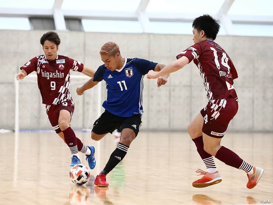 日本サッカー協会さんのインスタグラム写真 - (日本サッカー協会Instagram)「#フットサル日本代表 候補 フウガドールすみだに勝利し年内最後の活動を終える📸① 　　 最終日12月2日(水)には #Fリーグ 所属 #フウガドールすみだ @fugador_sumida とのトレーニングマッチを実施して年内最後のトレーニングキャンプを打ち上げました。 　 #ブルーノガルシア 監督はチームミーティングで「前回のキャンプからすごく強度の高く良いトレーニングができているので試合のピッチで体現してほしい。キックオフから試合終了までの40分間を全員が120％の力でやり続け相手を圧倒しよう」と選手達を鼓舞してピッチへ送り出しました。 　 トレーニングマッチはプレーイングタイム方式の1ピリオド20分の2本で実施されました。日本代表候補チームのスターティング５はキャプテンマークを巻いた #星翔太 選手、#西谷良介 選手、#皆本晃 選手、#仁部屋和弘 選手、#矢澤大夢 選手が名を連ねました。 　 ブルーノ監督の言葉を体現するように、第1ピリオドは日本代表候補チームが相手ゴールに積極的に攻め込んでいきます。開始1分には皆本選手が左サイドを突破し、ファーストシュートを放ちますが、惜しくもボールは枠を捉えることができません。 　 しかし、直後に高い位置で相手からボールを奪取し、味方のパスを受けた星選手が右サイドから強烈なシュートをねじ込み、幸先良く先制点を奪います。 　 ブルーノ監督は第1セットの4名、第2セットの4名と選手たちを交代させながら相手に攻め込みましたが、7分、日本の強度の高い守備をかいくぐった相手に失点を許してします。同点とされてからも焦ることなく、第3セットの選手たちも果敢に相手ゴールへ向かいますが最後の部分で決めきれず1-1で第1ピリオドを終えます。 　 第2ピリオドで先に得点が欲しい日本代表候補チームは21分、西谷選手の個人技で相手を剥がし、ペナルティエリアで星選手へパスをつなぎ、渾身のシュートを放ちますが相手GKの好セーブで得点を奪うことができません。 　 すると27分、相手に一瞬の隙を突かれカウンター攻撃で先日U-19フットサル日本代表候補に招集された #甘利斗亜 選手に逆転ゴールを決められてしまいます。1-2の状況となってからも慌てることなく、ベンチ含め選手達は声を掛け合って攻撃を組み立てていきます。32分、自陣でボールを持った星選手がドリブルで相手コートへ一気に攻め込み、GKとの1対1を制して同点ゴールを奪います。 　 その後も両チームが攻め合い拮抗した試合展開になりますが、試合を動かしたのは日本代表候補チームでした。38分、相手の攻撃を防いだ瞬間、第2ピリオドからゴールを守る #関口優志 選手が相手コートのスペースを見逃さず鋭いスローを供給すると走り上がっていた #安藤良平 選手がボールを収め、そのまま相手ゴールに流し込み逆転弾を決めます。 　 同点ゴールが欲しい相手チームによるパワープレーをしのぐ時間も耐えきり、最終スコア3-2で年内最後の活動を勝利で締めくくりました。 　 未曾有の世界情勢にフットサル日本代表も他カテゴリーと同様に大きな活動変更を余儀なくされましたが、ブルーノ監督の「常に自分たちに矢印を向けてコントロールできる部分にしっかりとコミットしよう」というメッセージのもと多くのサポートを受けながら活動を実施してきました。フットサル日本代表にとっては2大会ぶりのFIFAフットサルワールドカップ出場に向けて2021年も活動を継続していきます。 　 #futsal #daihyo #jfa」12月3日 19時27分 - japanfootballassociation