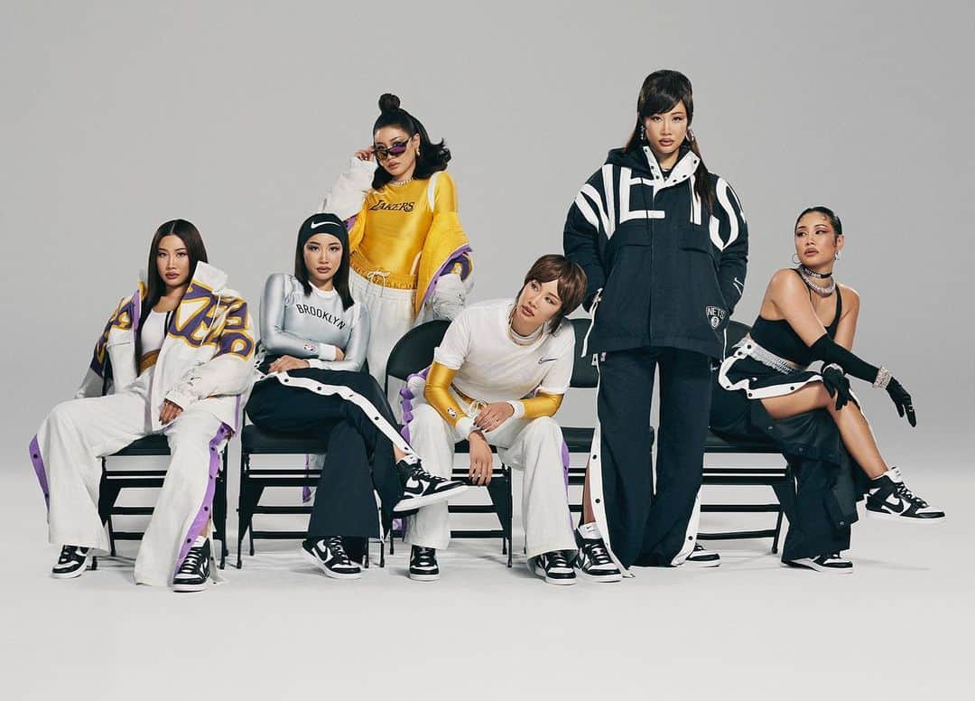 YOONさんのインスタグラム写真 - (YOONInstagram)「The campaign theme was 'COURTSIDE AMBUSH .' The front row bridges the gap between the runway and basketball, and it represents a diverse lineup of figures and icons. Together, they experience a shared moment from the most premium POV. Nike's creative team and I wanted to transport that courtside experience into different characters' dimensionality, so I roll-played the Reserved, Amplified, Sophisticated, Offline, Extra, and Playful personalities thru mix match styling. 🙃🏀👟✔️ Proud to say Im the 1st female designer to partner with NIKE x NBA ✌🏽  @Nike x @AMBUSH_OFFICIAL NBA Collection   12.11.2020 worldwide . #nike #AMBUSH #nba #LAKERS #brooklynnets #basketballislife #nikedunk #dunkhigh」12月3日 19時37分 - yoon_ambush