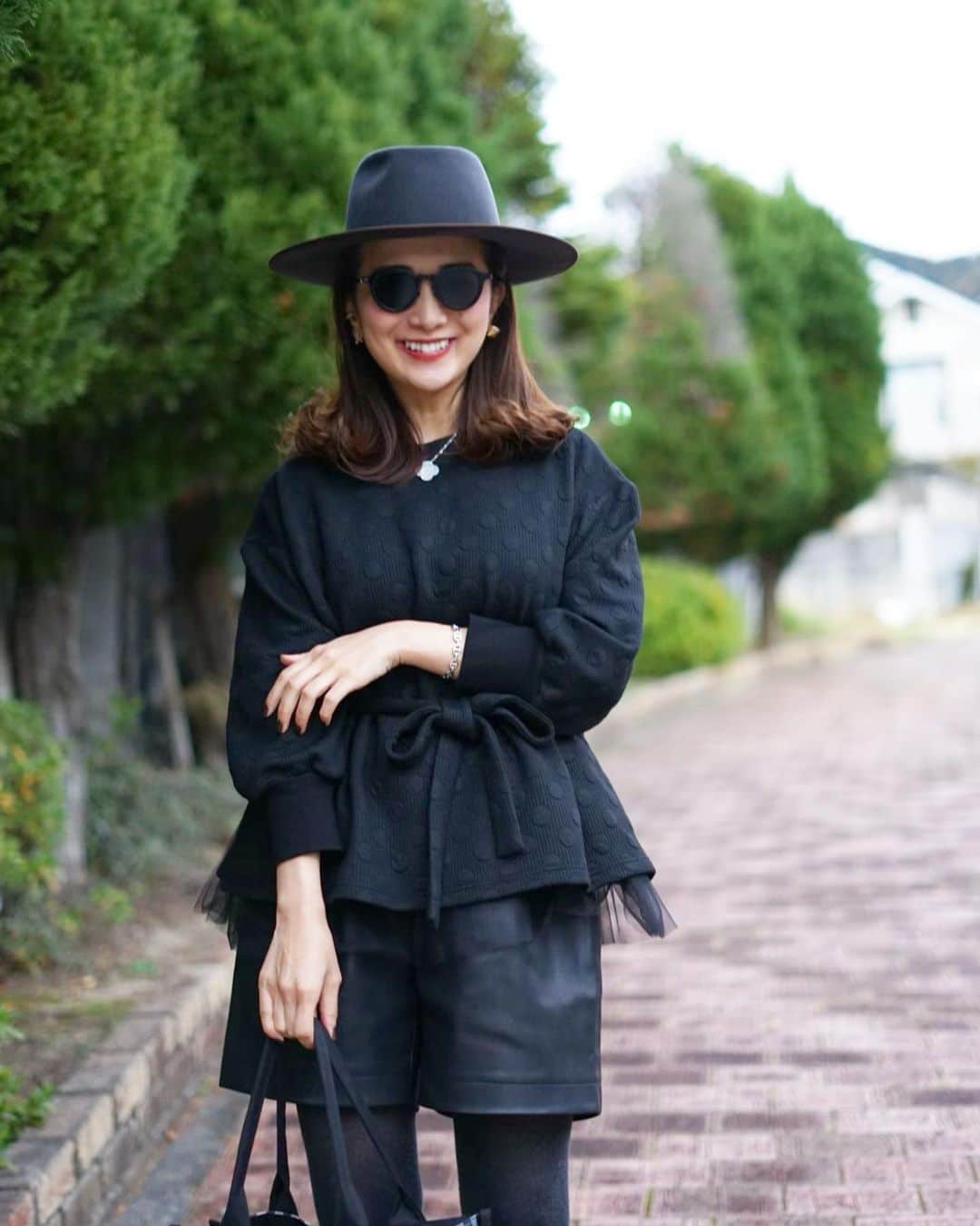 Mai Wakimizuのインスタグラム：「今日のcoordinate♡なめらかな生地感が特徴のプルオーバー、良く見るとドット柄なんです♡取り外しの出来る紐ベルトも同生地のドット。インナーにはチュールを重ねているので程よくボリュームが出て、ショートパンツと合わせた時のぷっくりシルエットがcute＼(^o^)／とは言え、大人が着れる可愛さを出したかったので(可愛くなりすぎないよう)、チュールの厚さや長さに拘りました。そして毎回即完売のエコレザーショードパンツも、プルオーバーと同日再入荷します！ #wakkinstyle#ootd#coordinate#ママコーデ tops:#linkable @linkable_official(来週10日発売予定) pants:#linkable @linkable_official(来週10日再入荷予定) bag:#rosymonster shoes:#zara sunglasses:#eyevan hat:#lamaisondelyllis」