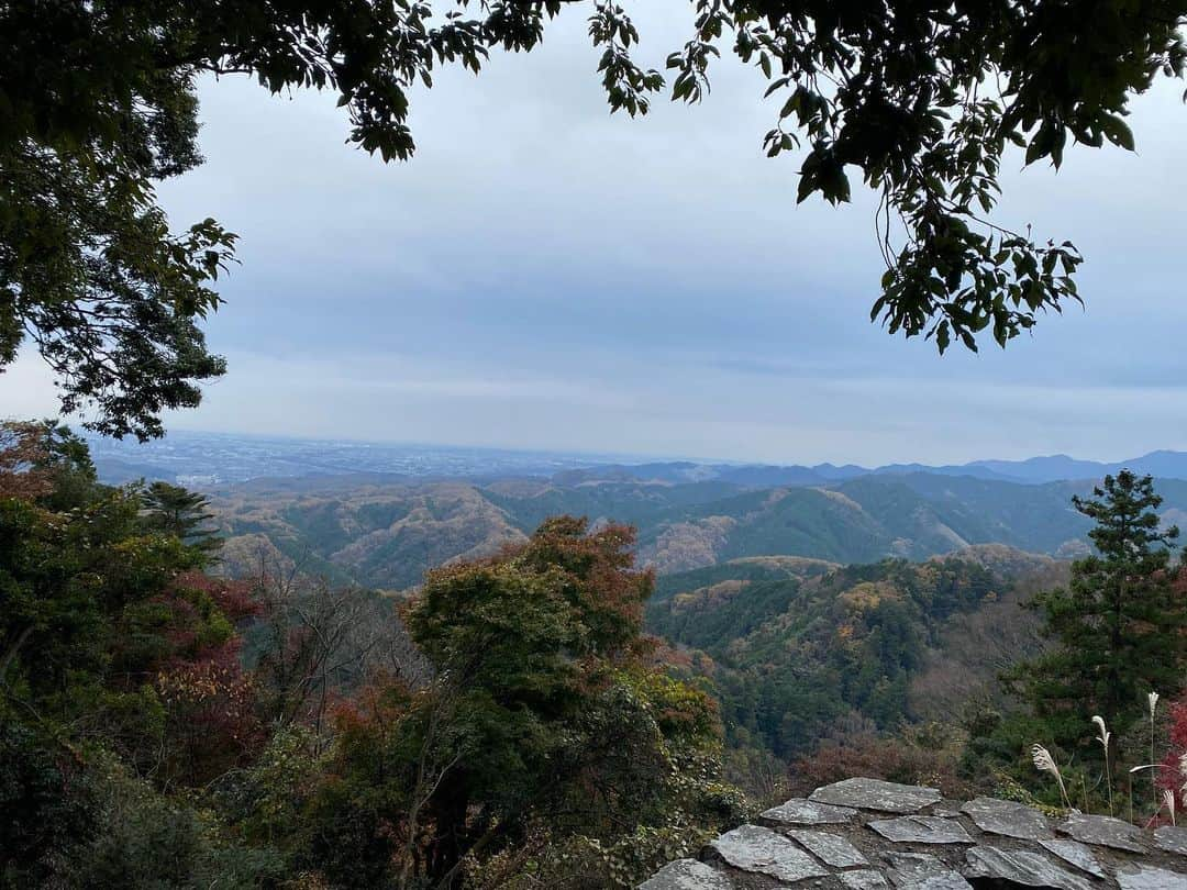 北脇順子さんのインスタグラム写真 - (北脇順子Instagram)「12/2* 高尾山無事登頂⛰ I'm GLAD we made it to the top!!!!😎  •出発した途端、雨がパラパラと降ってきたけど、気にせず直行！何とか最後まで登り切ることができました☺︎   @k_kinchan1997 ←she made the video of our hiking!!! Pls check it out 😍 (4and 5 one)  帰りは「極楽湯」でまったりしてお寿司でお腹を満たしました♨️🍣。fin  It wasn’t nice weather but there was a precious view of the autumn leaves.🍂   #climbing#hiking#sushi#autumnleaves #takao#onsen♨️ #saikou!!」12月3日 19時31分 - ringohime0803