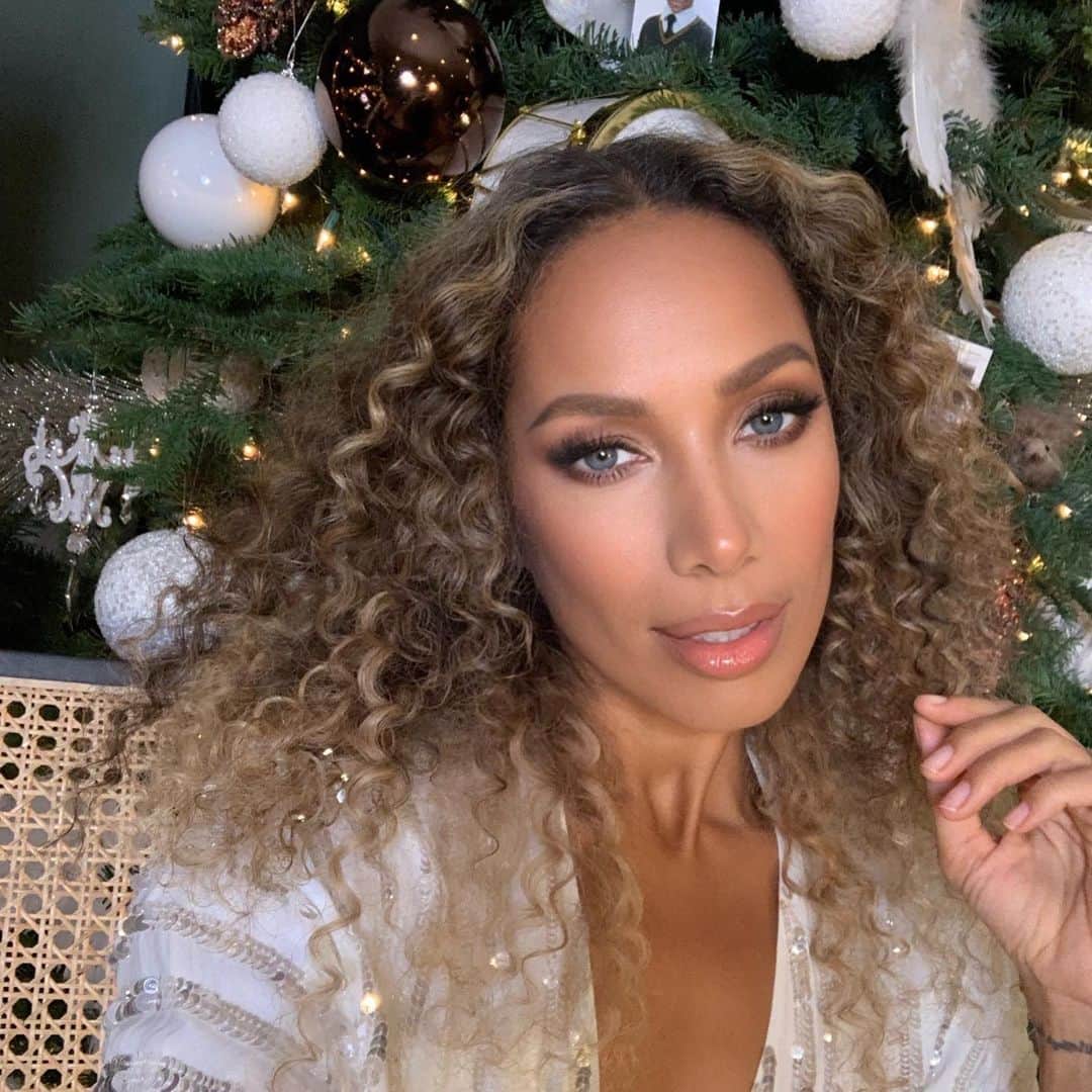 レオナ・ルイスのインスタグラム：「23 more sleeps ✨😴 🎁」