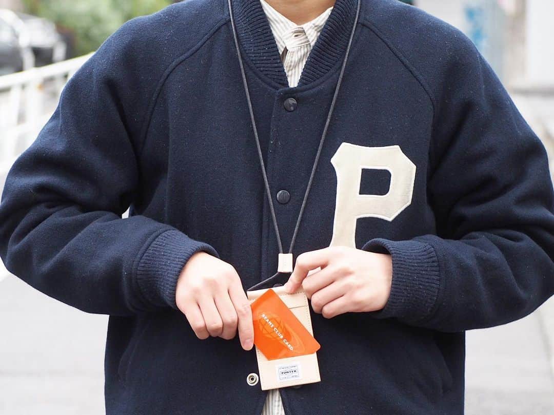 のインスタグラム：「【REARRIVAL】 〈PORTER × B JIRUSHI YOSHIDA〉 レザーIDネックホルダー ・ 上品なヌメ革を採用した〈B JIRUSHI YOSHIDA〉別注のレザーIDネックホルダーが再入荷致しました。 ・ ポーターのタグが付属するフロント面は上下でカードを挟み込む仕様となっております。 バック側にはカードをスリットして差し込む仕様、計2枚のカードを収納可能です。非常に軽量なのでストレスなく着用頂けます。 ・ カラーは定番のBLACK,レザーの質感が伝わりやすい　の2種類をご用意しております。男女問わずお使い頂けます、またギフトとしてもお薦めのアイテムです。 ・ ¥5,500+TAX ・ ※今回の入荷分からタグが変更になっております。経年変化した物は以前の仕様ですのでご注意下さい。 ・ #bjirushiyoshida #B印YOSHIDA #代官山 #daikanyama #TOKYO #BEAMS #ビームス #yoshidakaban #吉田カバン #ポーター #porter #비지루시요시다 #도쿄 #다이칸야마 #빔스 #빔즈 #포터 #데일리룩 #백팩 #b印yoshidalineup」