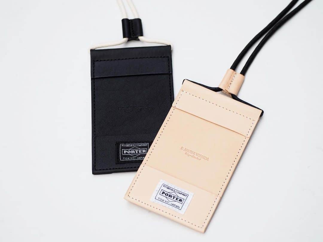 のインスタグラム：「【REARRIVAL】 〈PORTER × B JIRUSHI YOSHIDA〉 レザーIDネックホルダー ・ 上品なヌメ革を採用した〈B JIRUSHI YOSHIDA〉別注のレザーIDネックホルダーが再入荷致しました。 ・ ポーターのタグが付属するフロント面は上下でカードを挟み込む仕様となっております。 バック側にはカードをスリットして差し込む仕様、計2枚のカードを収納可能です。非常に軽量なのでストレスなく着用頂けます。 ・ カラーは定番のBLACK,レザーの質感が伝わりやすい　の2種類をご用意しております。男女問わずお使い頂けます、またギフトとしてもお薦めのアイテムです。 ・ ¥5,500+TAX ・ ※今回の入荷分からタグが変更になっております。経年変化した物は以前の仕様ですのでご注意下さい。 ・ #bjirushiyoshida #B印YOSHIDA #代官山 #daikanyama #TOKYO #BEAMS #ビームス #yoshidakaban #吉田カバン #ポーター #porter #비지루시요시다 #도쿄 #다이칸야마 #빔스 #빔즈 #포터 #데일리룩 #백팩 #b印yoshidalineup」