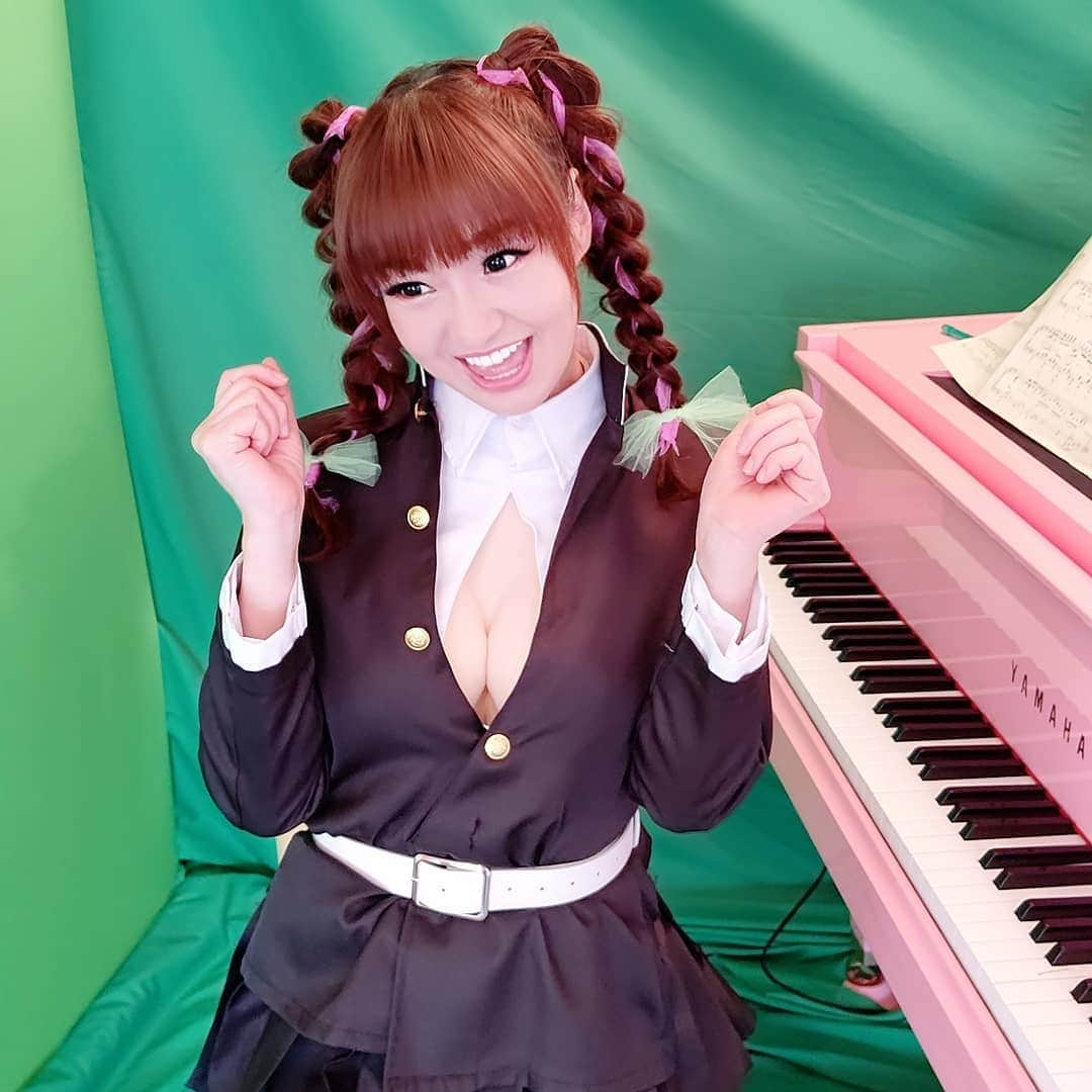 さゆりさんのインスタグラム写真 - (さゆりInstagram)「YouTubeにアップした 【炎】ピアノフルバージョン🎹🎶 ようやくフルバージョンです〰🤩  #突っ込みどころ満載の #甘露寺蜜璃　ちゃん風〰😅💦💦 #おもしろタネ明かしは #次回の動画で〰🤣 #いつも #ねづこちゃんで弾いてたけど　 #おばみつ #やりたくて用意してた密璃ちゃんで💖 #そして🎶 #全面凄いcgは #実はこんな感じで撮りましたぁ〰🤩 #家中緑 〰🤣🤣🤣 #また出費〰🤣 #ピアノ #頑張ったので聞いて貰えたら嬉しいです🥰 #かつみさゆり　#さゆり #かつみさゆりのボヨヨンチャンネル #youtube　#炎 #lisa #鬼滅の刃コスプレ  #鬼滅の刃ピアノ」12月3日 19時45分 - katsumisayuri_sayuri