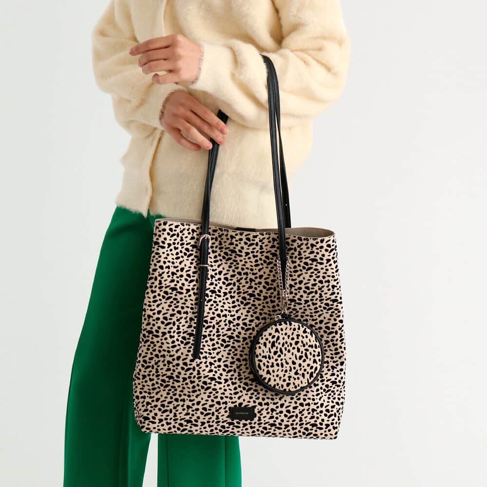 nouerのインスタグラム：「. ○Recommend item○ . 細かなレオパード柄のフロッキー加工が大人なトートバッグ 通常販売が開始いたしました！ . さりげないラメ感が女性らしい仕上がりです . A4も入るサイズでON・OFFにも活躍◎ . スタイリングに程よいアクセントをプラスしてくれるアイテムです☺︎ . . #2020AW #autumn #winter #fashion #trend #item #bag #totebag #leopard #instafashion #instagood #nouer #PECHINCHAR #ヌエール #ファッション #トレンド #アイテム #バッグ#トートバッグ#レオパード#フロッキー加工. 気になる点があればお気軽にコメントどうぞ 💭」