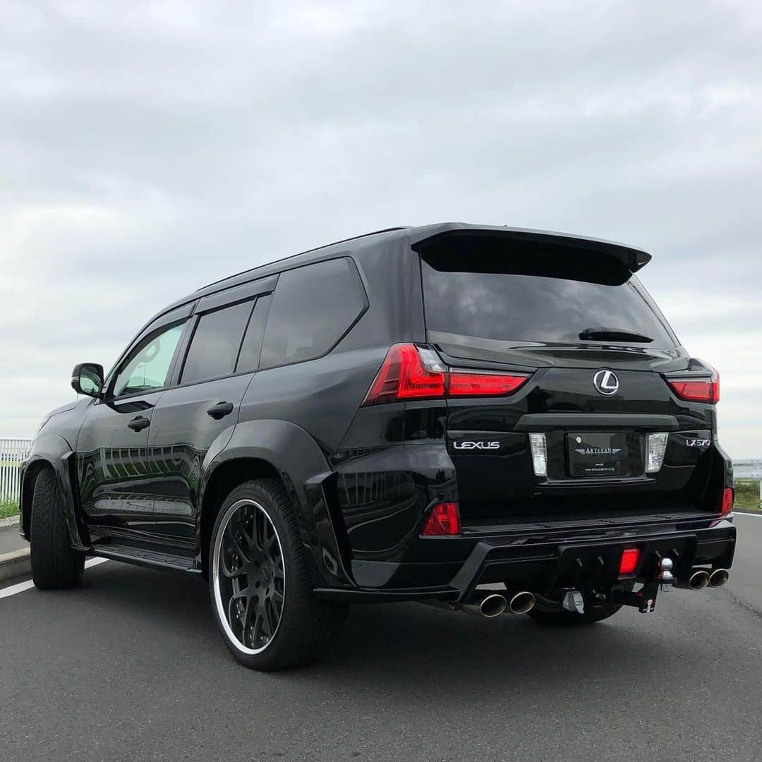 のインスタグラム：「lexus LX570 Artisanspirits/// Sportsline blacklabel www.artisanspirits.co.jp #artisanspirits #artisan #lexus #lexuslx #lexuslx570 #lx #lx570 #bodykit #blacklabel #suv #corarta7 #yokohamatire #japan #jp #evasivemotorsports #butlertire #jworksunlimited #premierautowerkz #suvproject #kanooperformance #car_life_staff  #車庫小舗 #nigeljdmparts #トラウム #advanced_auto_performance  #otto.auto.service #mr__lexus #jackspna」