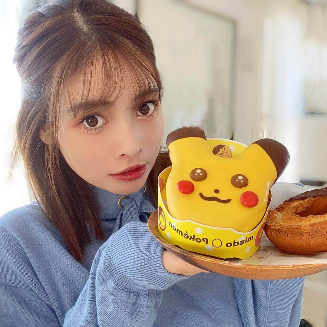 得あゆさんのインスタグラム写真 - (得あゆInstagram)「わーい美味しそうすぐ食べる🍩笑 今年もピカチュウ🍩⚡️ ・ 唇プルプルなのはアナキスのおかげ💋 @anakiss.official リップ美容液💄 ・ ・ ・ ・ ・ ・ ・ ・ ・ ・ #ミスド#ミスタードーナツ#ドーナツ#ピカチュウ#ポケモン#チョコ#チョコレート#ダイエット#ヘルシー#朝ごはん#おやつ#デザート#大好物#食べるの好き#可愛い#ナチュラルメイク#スイーツ#お昼ごはん#ランチ#インスタ映え#カメラ女子#おうちご飯#おうち時間#おうちカフェ#おうち#donuts#pokemon#pikachu#misterdonut#japanesefood」12月3日 19時38分 - tokuayu819