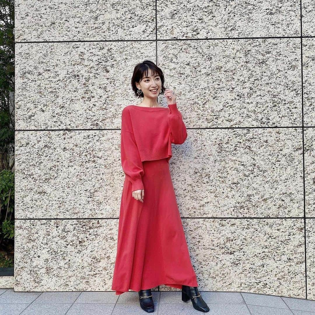 青木育日さんのインスタグラム写真 - (青木育日Instagram)「🎄♥️﻿ ﻿ ﻿ dress @diagramofficial﻿ boots @grace_continental.div ﻿ ﻿ この色、、﻿ たまらなく好きだーー🥺﻿ ﻿2,3枚目がノーフィルターです📷 ﻿ 着痩せ＆脚長錯覚効果が半端じゃない﻿ 長袖のニットソーとノースリニットドレスが﻿ セットになっているので着回し力も◎﻿ ﻿ ﻿ クリスマスカラーと見せかけて﻿ 今週入荷予定の21ss新作アイテムなのです🌷﻿👏🏻 ﻿ ﻿ この春夏真っ先にGETするアイテムは﻿ 君に決めたー！﻿ (そして真冬もたくさん着る🎅)﻿ ﻿ ﻿ ※撮影時のみマスクを外しています。﻿ ﻿ ﻿ #gracecontinental_staff #diagram﻿ #knitdress #gracecontinental」12月3日 19時41分 - ikuhiaoki