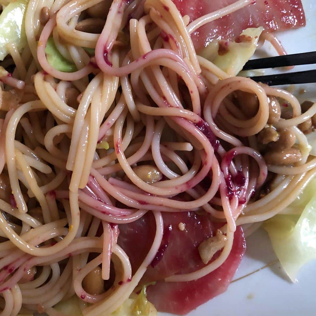 日登美さんのインスタグラム写真 - (日登美Instagram)「Vegan Natto pasta 🍝 w red beets miso by @mimiferments perfection 👍✨  女優のともさかりえさん @rie_tomosaka_official がよく納豆パスタを作ってらっしゃるのを拝見しいつか！いつか！と思い今日に至る。  納豆はドイツじゃ高級品なんで自家製しているけど家族７人じゃまたたくまに無くなる😭次の種として分けておいた納豆を冷蔵庫で発見し、背に腹はかえられぬと、いざ憧れの納豆パスタへ！  生卵と納豆は絶対だめ！とドイツ人夫。なのでフワトロはあきらめる。 赤かぶとキャベツをニンニクで炒めたのに、茹でたスペルトパスタを投入し、マスタードとネギと醤油麹で和えた納豆を乗せる。 パクチーとレモン、そしてレッドビーツ味噌なるものを仕上げに。このマジェンダ色の味噌が最高に合う🤤❤️至福。  ぐちゃぐちゃに混ぜながら、パスタをずるずる、ネバネバさせながらすごす早めの昼。 ここはベルリン？まじ？かなりに日本度が上がっている台所でありました。 おいちー🥺🍝🙏納豆万歳🙌  #fermentation #pasta #japanese #food #homemade #vegan #miso #berlin #organic #cooking #納豆パスタ #うまうま #自家製 #発酵食品 #ビーガン #オーガニック#ベルリン #料理」12月3日 19時41分 - hitomihigashi_b