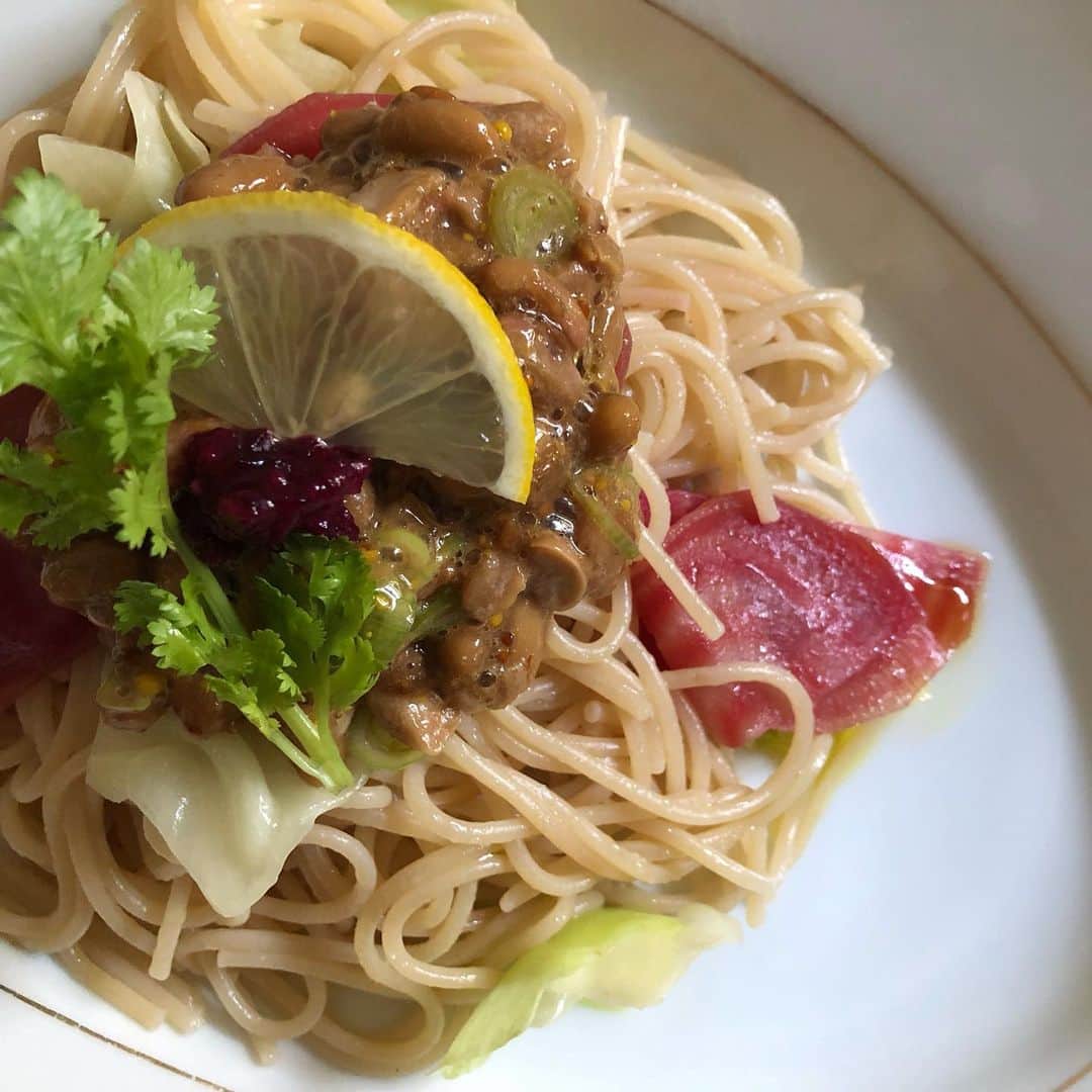 のインスタグラム：「Vegan Natto pasta 🍝 w red beets miso by @mimiferments perfection 👍✨  女優のともさかりえさん @rie_tomosaka_official がよく納豆パスタを作ってらっしゃるのを拝見しいつか！いつか！と思い今日に至る。  納豆はドイツじゃ高級品なんで自家製しているけど家族７人じゃまたたくまに無くなる😭次の種として分けておいた納豆を冷蔵庫で発見し、背に腹はかえられぬと、いざ憧れの納豆パスタへ！  生卵と納豆は絶対だめ！とドイツ人夫。なのでフワトロはあきらめる。 赤かぶとキャベツをニンニクで炒めたのに、茹でたスペルトパスタを投入し、マスタードとネギと醤油麹で和えた納豆を乗せる。 パクチーとレモン、そしてレッドビーツ味噌なるものを仕上げに。このマジェンダ色の味噌が最高に合う🤤❤️至福。  ぐちゃぐちゃに混ぜながら、パスタをずるずる、ネバネバさせながらすごす早めの昼。 ここはベルリン？まじ？かなりに日本度が上がっている台所でありました。 おいちー🥺🍝🙏納豆万歳🙌  #fermentation #pasta #japanese #food #homemade #vegan #miso #berlin #organic #cooking #納豆パスタ #うまうま #自家製 #発酵食品 #ビーガン #オーガニック#ベルリン #料理」