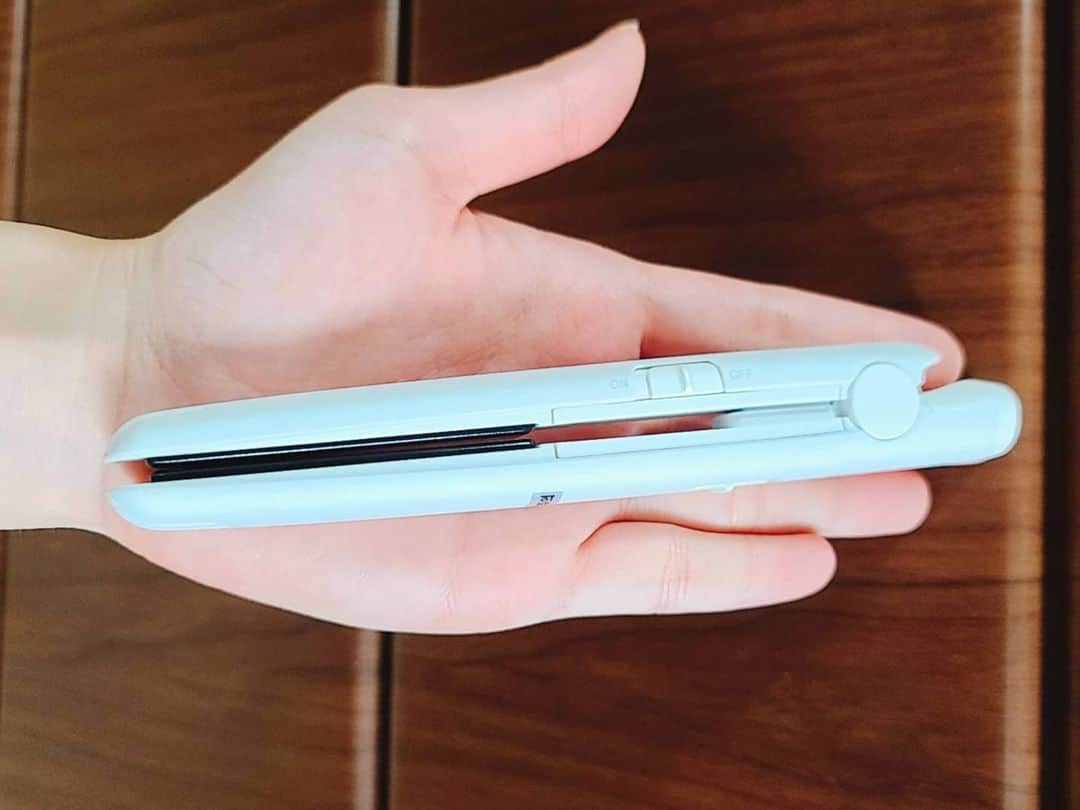エリナさんのインスタグラム写真 - (エリナInstagram)「#협찬 @modshair_tools_korea  손에 쑥 들어간 사이즈 너무 이쁘고  보조 배터리 있으면 촬영때나 여행갈때  밖에서 쉽게 머리 세팅 할 수 있고 가방에 넣고 다니기가 너무 좋아용 💚   내 앞머리 살려주는 꿀템!!!! ミニミニヘアアイロンすごーーーく使える！ 外で直せるから便利❤ . . #모즈헤어 #미니고데기 #모즈헤어스타일링툴 #모즈헤어고데기 #휴대용고데기 #고데기 #단연코_가장작은_미니고데기 #뿌리볼륨 #셀프헤어스타일링 #앞머리스타일링 #셀프헤어 #헤어스타일링 #08L #hair #style #instalike #instagood #hairstyle #ヘアアレンジ  #前髪#ヘアアイロン#ミニヘアアイロン」12月3日 19時42分 - erina_hrn
