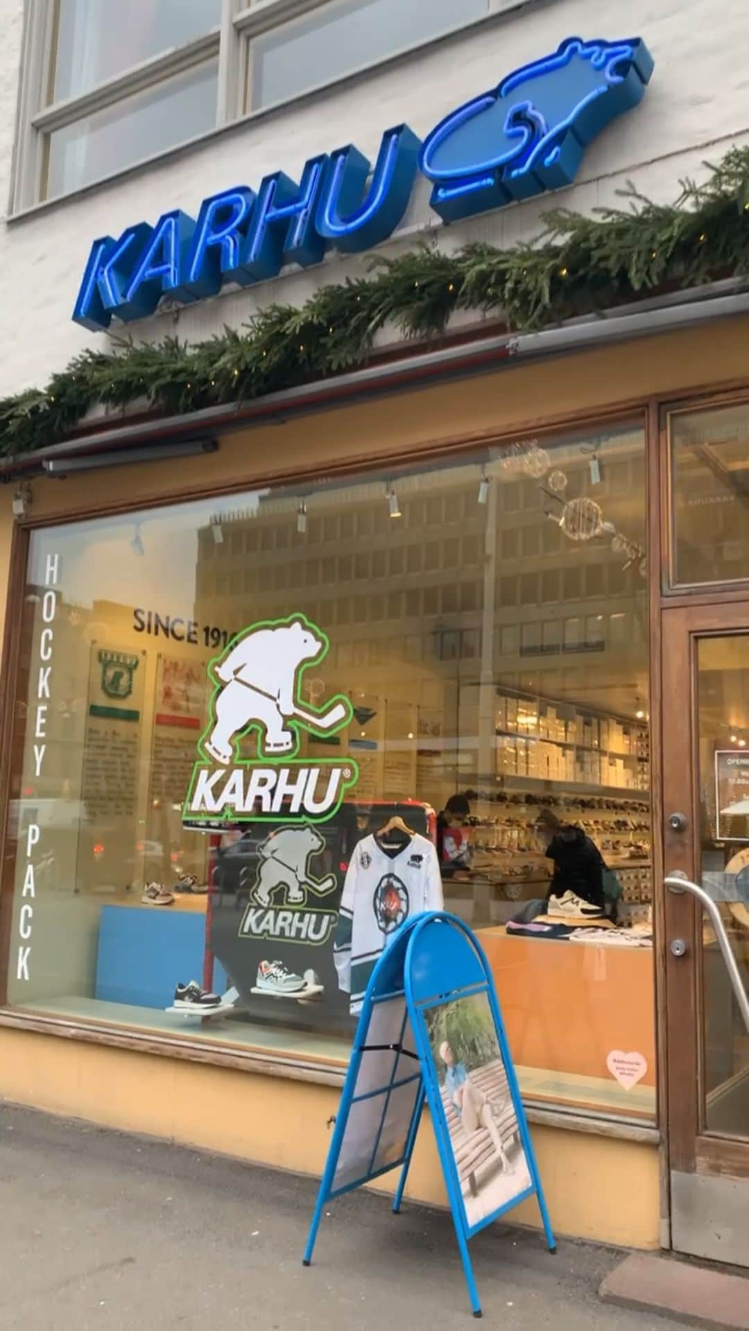 のインスタグラム：「LasipalatsiのカルフでSAMPLE SALE中！！25€！  @karhuofficial   #カルフ #KARHU #フィンランド #ヘルシンキ」