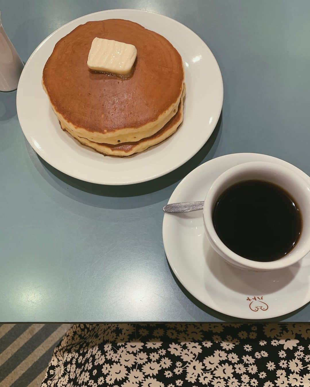 大津彩未のインスタグラム：「もちもちめのホットケーキに優しいマスター。 程よい甘さに癒されて🕊💭 ㅤㅤㅤㅤㅤㅤㅤㅤㅤㅤㅤㅤㅤ #喫茶ハトヤ  #創業93年 #浅草喫茶店 #東京喫茶部」