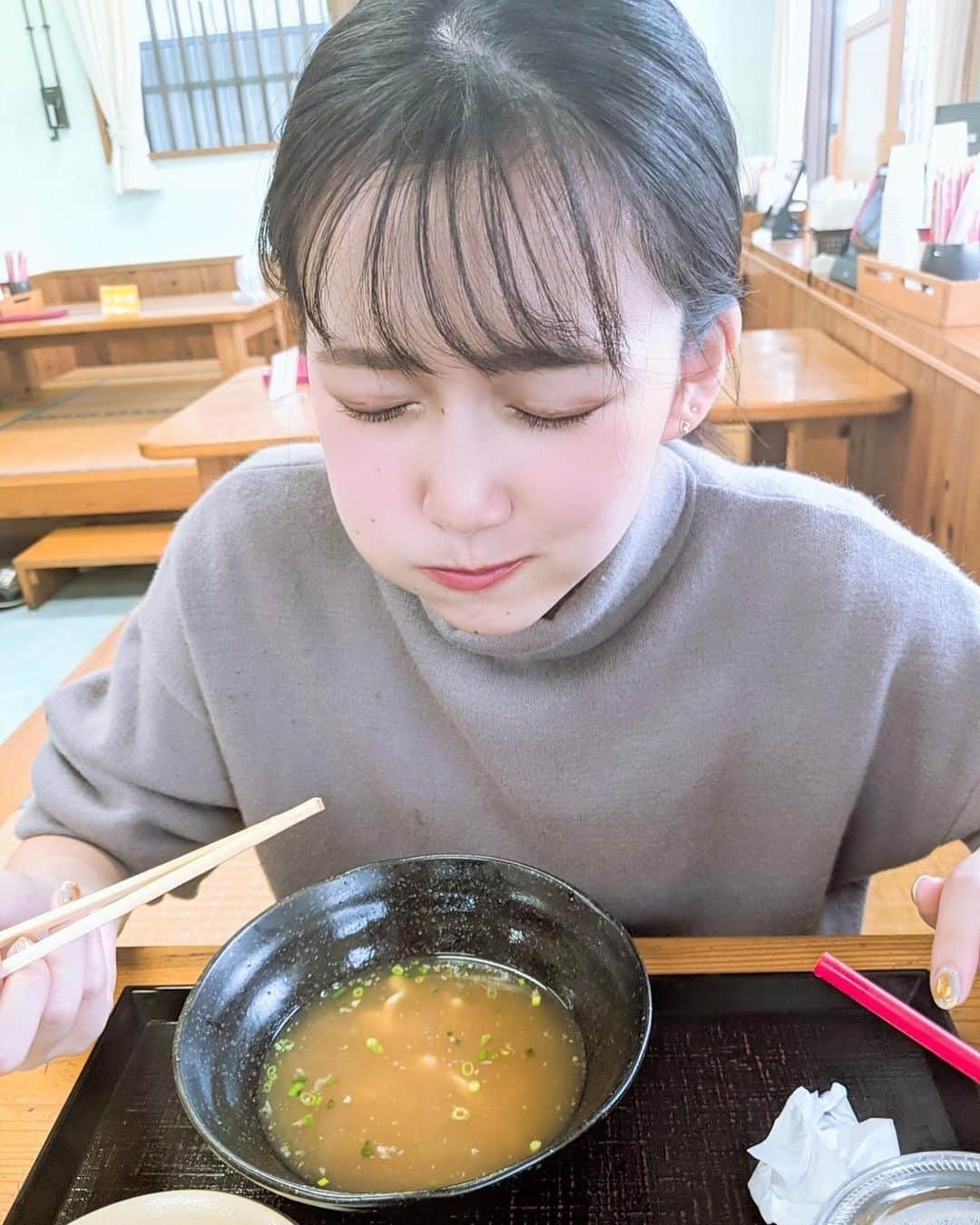 高橋茉奈さんのインスタグラム写真 - (高橋茉奈Instagram)「＊ 沖縄の飯テロ🌊🌺💕 後半のムービーひたすらもぐもぐ笑 ✔沖縄そば ✔海ぶどう ✔ホテルのブュッフェ ✔タコライス ✔さとうきび ✔ドラゴンフルーツ ちなみにブュッフェの右下にある 黒いお皿はもずくなんだけど、 毎朝食べたし、最終日はおかわりした😂 今でも沖縄戻ってもずく食べまくりたい。。 絶対また行くぞー！！！もずくー！！！ （もともともずく嫌いだった） #셀카#셀피#나#일상#여자#26살#94년생#일본인#패션#얼짱#셀스타그램#얼스타그램#인스타그램#맞팔은댓글#단발#단발머리#沖縄#飯テロ#もずく#タコライス#沖縄そば#海ぶどう#さとうきび#ドラゴンフルーツ」12月3日 19時44分 - 94.05.28