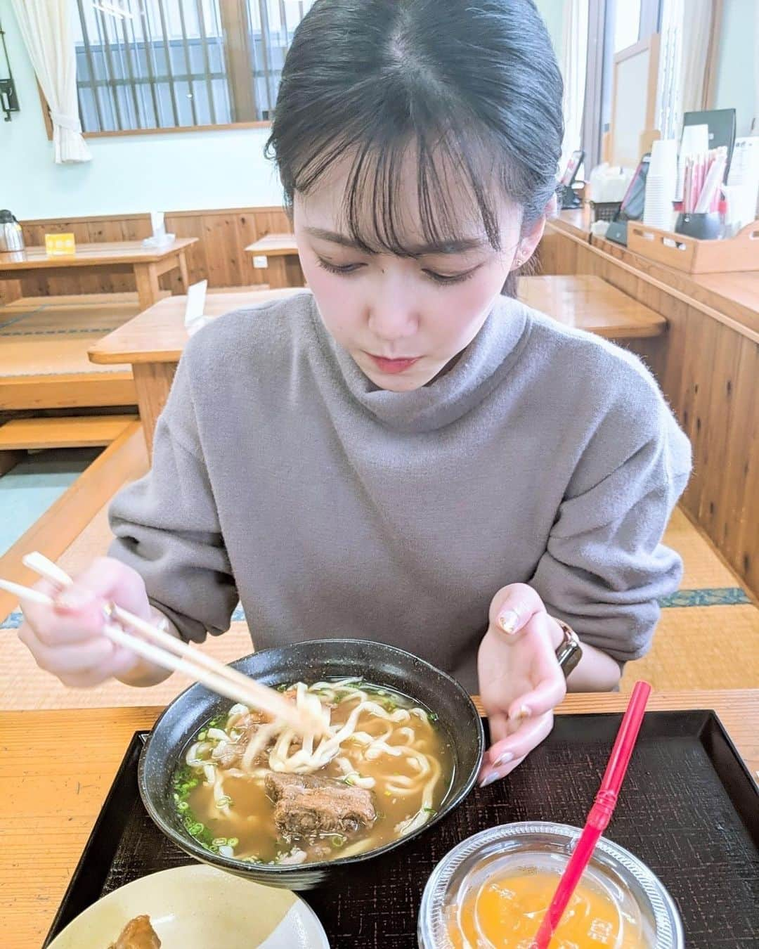 高橋茉奈さんのインスタグラム写真 - (高橋茉奈Instagram)「＊ 沖縄の飯テロ🌊🌺💕 後半のムービーひたすらもぐもぐ笑 ✔沖縄そば ✔海ぶどう ✔ホテルのブュッフェ ✔タコライス ✔さとうきび ✔ドラゴンフルーツ ちなみにブュッフェの右下にある 黒いお皿はもずくなんだけど、 毎朝食べたし、最終日はおかわりした😂 今でも沖縄戻ってもずく食べまくりたい。。 絶対また行くぞー！！！もずくー！！！ （もともともずく嫌いだった） #셀카#셀피#나#일상#여자#26살#94년생#일본인#패션#얼짱#셀스타그램#얼스타그램#인스타그램#맞팔은댓글#단발#단발머리#沖縄#飯テロ#もずく#タコライス#沖縄そば#海ぶどう#さとうきび#ドラゴンフルーツ」12月3日 19時44分 - 94.05.28