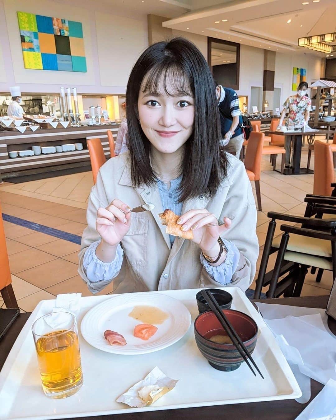 高橋茉奈さんのインスタグラム写真 - (高橋茉奈Instagram)「＊ 沖縄の飯テロ🌊🌺💕 後半のムービーひたすらもぐもぐ笑 ✔沖縄そば ✔海ぶどう ✔ホテルのブュッフェ ✔タコライス ✔さとうきび ✔ドラゴンフルーツ ちなみにブュッフェの右下にある 黒いお皿はもずくなんだけど、 毎朝食べたし、最終日はおかわりした😂 今でも沖縄戻ってもずく食べまくりたい。。 絶対また行くぞー！！！もずくー！！！ （もともともずく嫌いだった） #셀카#셀피#나#일상#여자#26살#94년생#일본인#패션#얼짱#셀스타그램#얼스타그램#인스타그램#맞팔은댓글#단발#단발머리#沖縄#飯テロ#もずく#タコライス#沖縄そば#海ぶどう#さとうきび#ドラゴンフルーツ」12月3日 19時44分 - 94.05.28