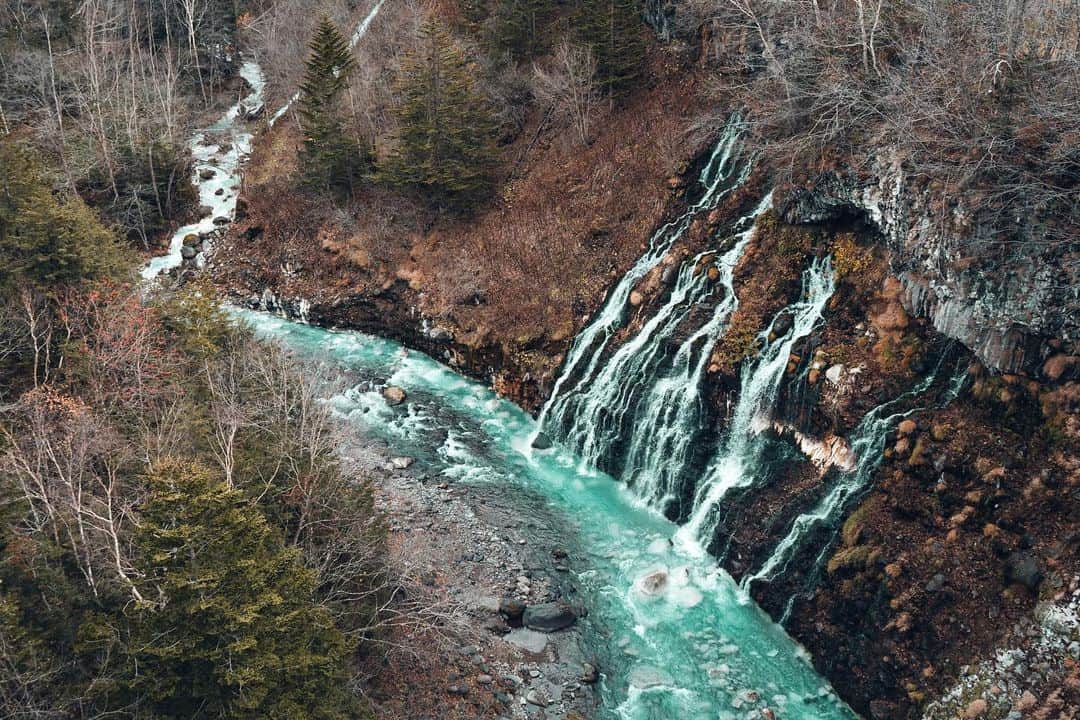 _msy_tのインスタグラム：「Shirahige Waterfall. . 北海道美瑛町の白金温泉郷にある白ひげの滝。 . 地層の間から湧き出した水による滝で、流れおちる美瑛川も青みがかって見えてとてもキレイでした🔷 . . . #picoftheday #team_jp #pixlib_jp #visitjapanjp #alpha_newgeneration #sorakataphoto #tokyocameraclub #ap_japan_ #ig_japan #visitjapanjp #retrip_news #art_of_japan_ #photo_jpn #japantravelplanet #hubsplanet #daily_photo_jpn #ptk_japan #wu_japan #japan_daytime_view #Waterfall #広がり同盟 #風景 #風景写真 #風景写真部 #滝 #白ひげの滝 #pastpicture」
