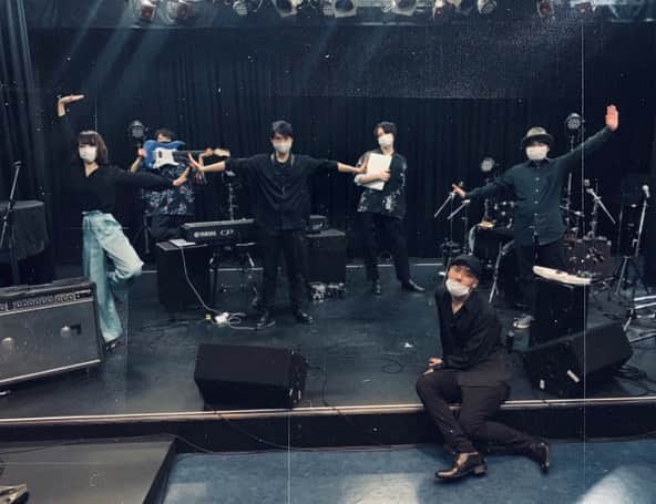 のインスタグラム：「Yokohama mint hall ⬜︎ SQUARE-ONE ⬜︎  新体制となったSOY TOWNの初ライブに出演させていただきました。 私は、sunset time,素直にKiss,新曲,tokainoyoruの他に、換気ブレイクで予想外の登場をし予定外のカバー曲をお届けしましたがいかがでしたか？🤔  アーカイブはツイキャスから視聴できるので、是非チェックしてみてくださいね  最後に、配信のトラブルがあり、スムーズな視聴ができなかった方もいたとのことで、申し訳ありませんでした。 最後まで見てくださって本当にありがとうございます。 . 次は12/10のワンマン「mikerrealism」だよー最高な夜にするからね🌙 あと1週間...」