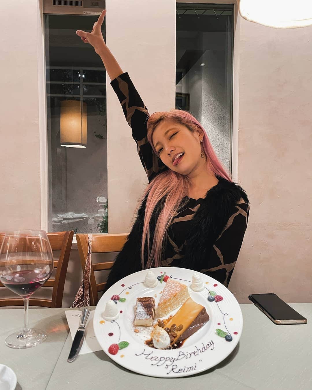 小林レイミのインスタグラム：「そういえばこうやってディナーしたのは何年かぶりだった。。幸そうなので同じような写真いっぱい選んじゃったよ。。。  I realize now i haven't taken my bd dinner in couple years So It's been long while since i blow out candles too🤭🤭🤭  #幸 #cinderellatime #happymood #🎂 #🌃」
