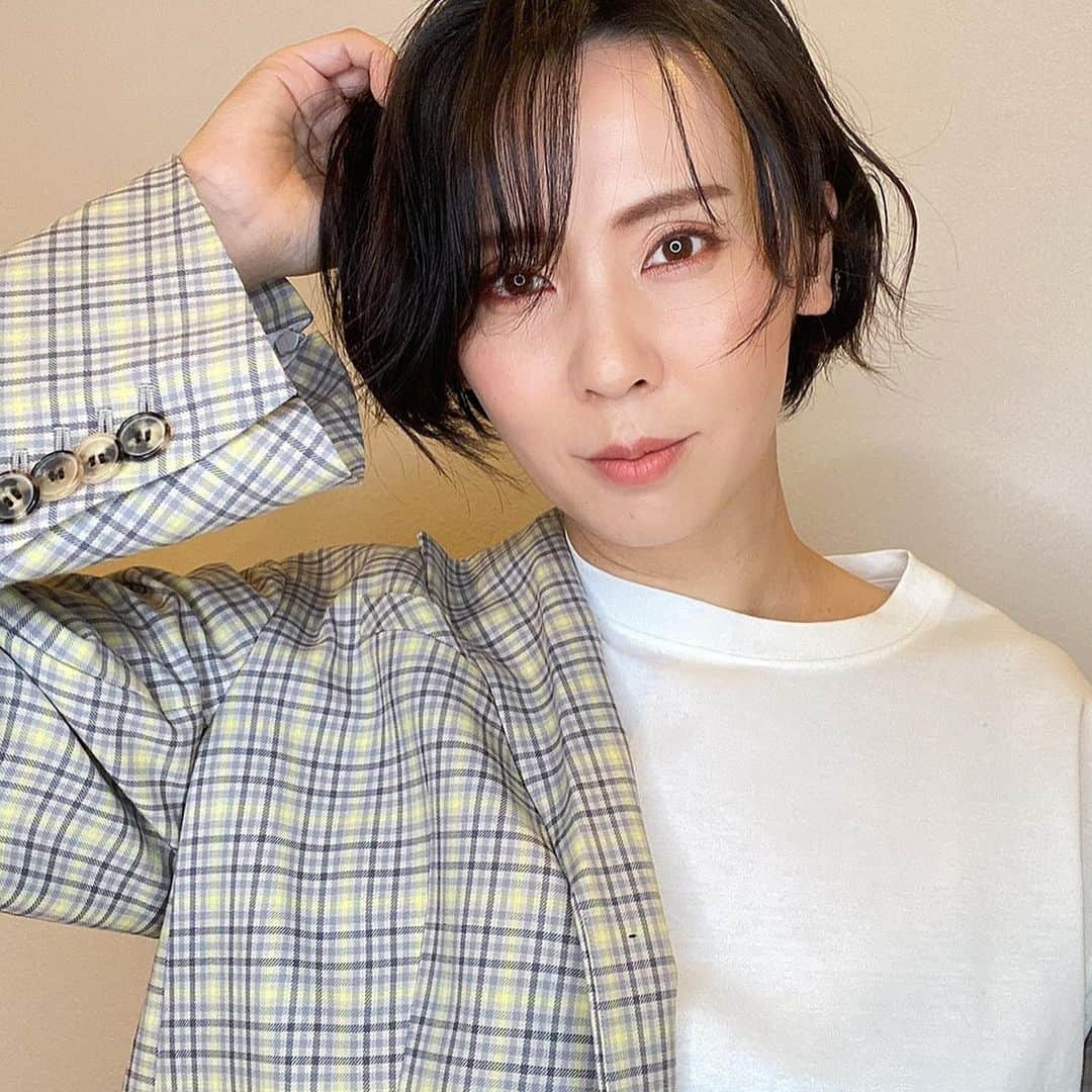 緒月遠麻さんのインスタグラム写真 - (緒月遠麻Instagram)「☺︎ 師走3日目！！  昭和、平成をマイペースに駆け抜け そして令和。 よりマイペースに磨きがかかり気味な本日、 皆さまのお陰で 元気に41年目の人生に突入致しました。 本当にありがとうございます✨  いつも あたたかい応援 感謝感激です。  インスタのストーリーズ投稿のやり方は 地味に忘れてしまいましたが、、🤫  普通投稿のやり方は覚えてるので のんびりとマイワールド🌍を発信してゆきますね。笑  まだまだ 油断ならぬ世の中。 皆さま 日々気をつけながらも小さな楽しみを見つけて ストレスフリーな生活を送ってくださいね☺︎♪  いつも 本当に、ほんとーに、ありがとうございます😊♡  #緒月遠麻 #奇術の日 #やらなきゃ忘れるストーリーズ  縦笛チャイルドひろこ。」12月3日 19時48分 - toma_ozuki