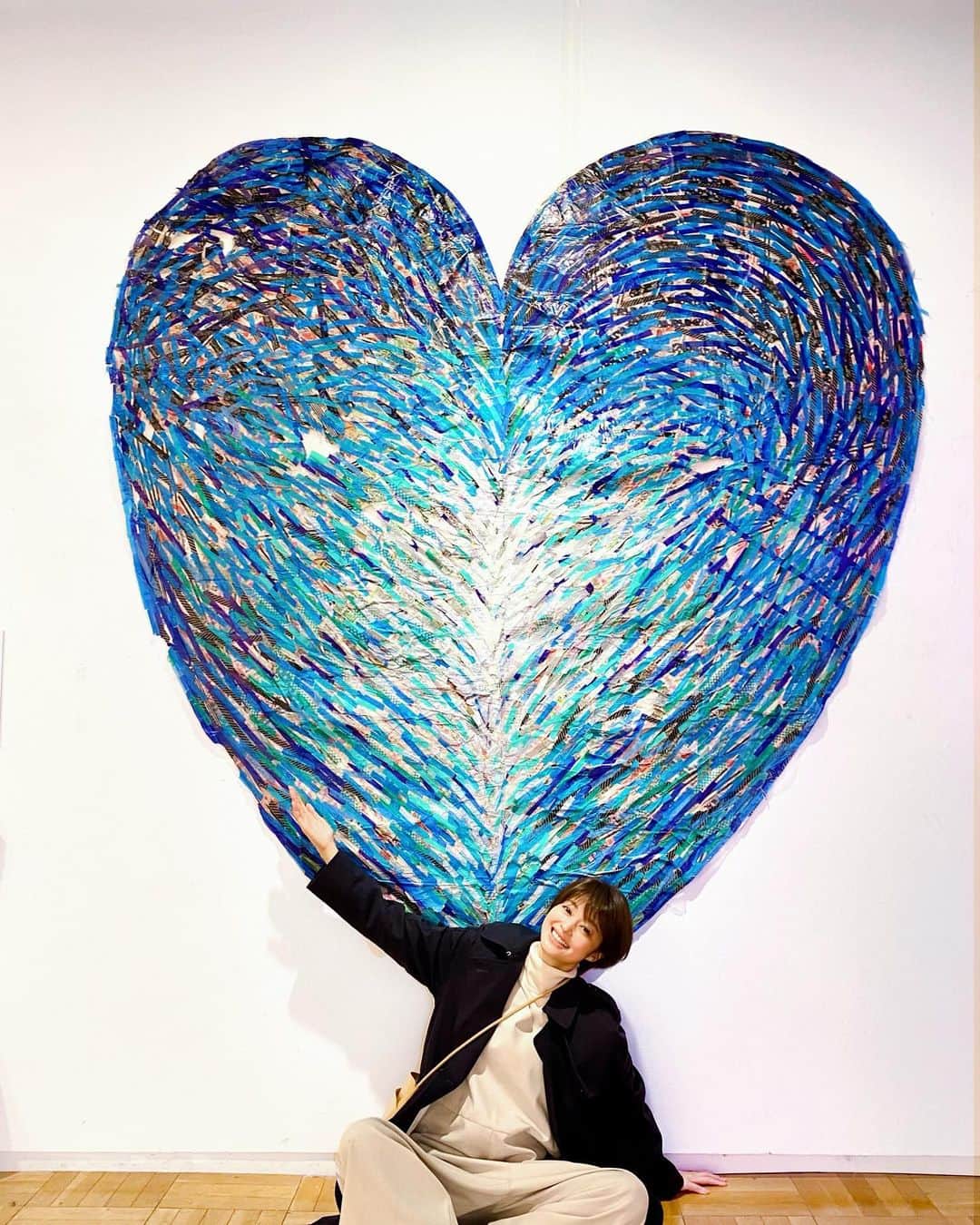 小林涼子さんのインスタグラム写真 - (小林涼子Instagram)「. 静かだけど 中身はあっつい 青のハート 💙 #ボートレースcm #ハートに炎を #葉山のハート #heart #文房堂ギャラリー #文房堂 #ハートに炎をboatisheart」12月3日 19時50分 - ryoko_kobayashi_ryoko