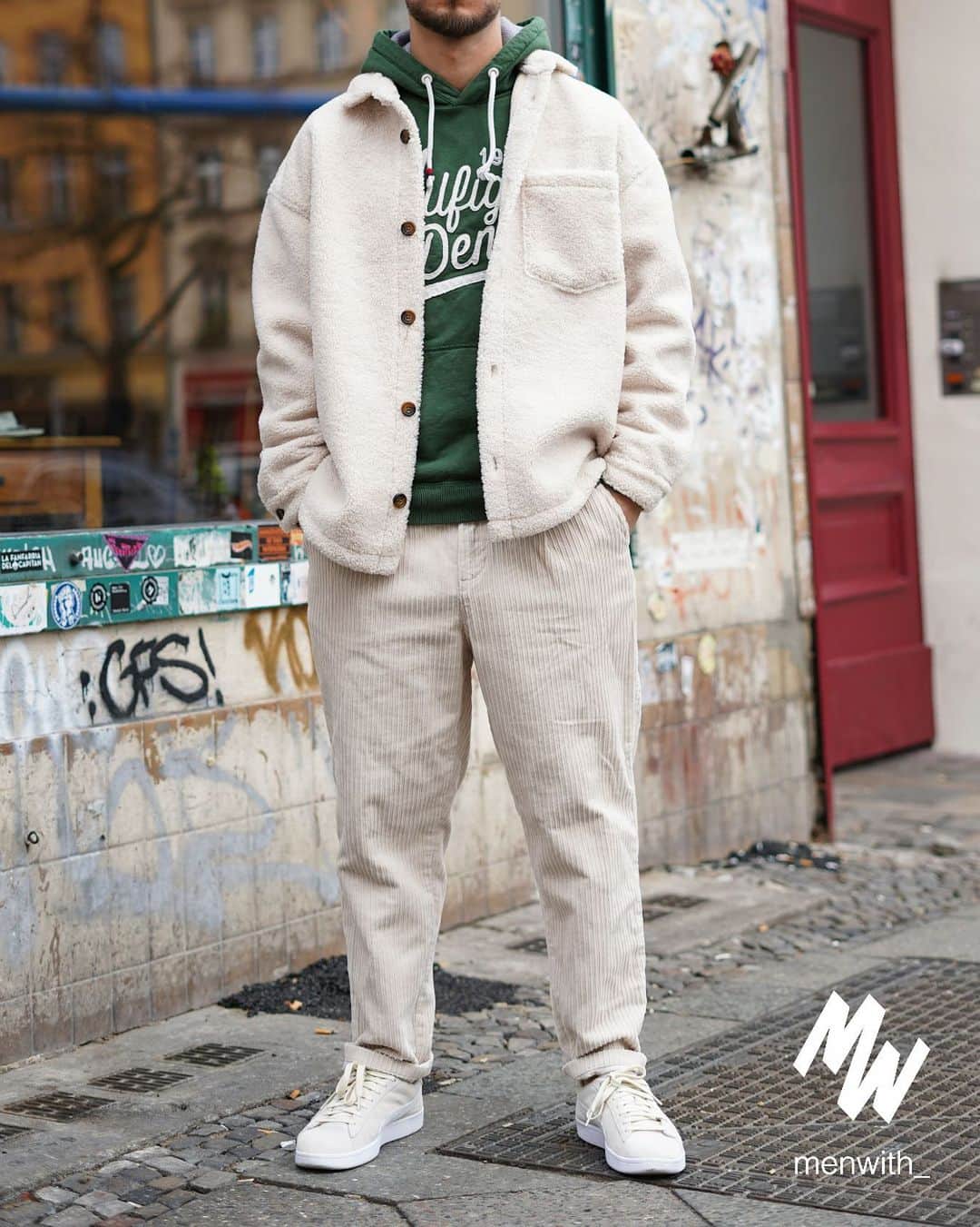 Men Withのインスタグラム：「Really cool outfit worn by our dear friend @felixgabel_ 👌🏽 #menwithstreetstyle」