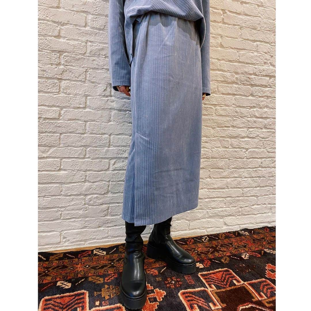 のインスタグラム：「﻿ Corduroy Skirt﻿ ———————﻿ ﻿ コーデュロイジャージー素材を使用した秋冬らしい温かみを感じられるスカート。ストレートなシルエットが身体のラインを真っ直ぐに見せ、コンパクトなトップスや、オーバーサイズのトップスとも合わせやすいアイテム。﻿ 裾の片側のみスリットを施し、抜け感をプラス。同素材のトップスをご用意しているので、セットアップの着こなしもおすすめ✨﻿ ﻿ #コーデュロイストレートスカート﻿ No.C80-79101 / ¥9,900(taxin)﻿ Col: ライトべージュ/ライトブルー/ネイビー/レモンイエロー﻿ ﻿ ﻿ >>詳しくは画像をタップ❗️﻿ 商品タグより、詳細がご覧いただけます﻿ ﻿ ※こちらの商品はオンラインストア＆一部店舗にてお取り扱いがございます。﻿ ﻿ —————————————﻿ ﻿ \\ JET POINT10倍キャンペーン本日まで❗️ //﻿ オンラインストア限定！﻿ @world_onlinestore にて対象アイテムをご購入でポイント10倍に！﻿ 是非お見逃しなく⭐️﻿ ﻿ —————————————﻿ ﻿ #jet #jetlosangeles #jet_losangeles #nowonsale #newarrival #recommend #﻿  #ジェット #新作 #紹介 #スタッフ #スタッフ #着用 #スタイリング #コーディネイト #ワンマイルウェア #新ライン #カジュアル #楽ちん #コーデュロイ #スカート #スリット #トレンド #カラー #ベージュ #イエロー #ブルー #ネイビー」