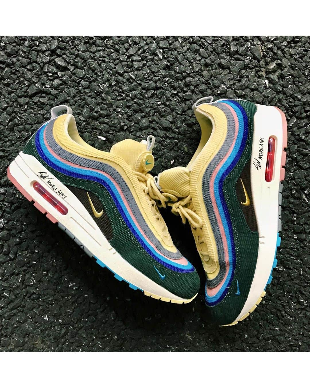 有原遣智のインスタグラム：「1つ前のポストで履いてた1番気に入っているair max 1/97👟﻿ アッパーはコーデュロイ素材﻿ LAのヴィンテージショップのオーナーがデザインしただけあって、古着にも合うところが最高です🙆‍♂️﻿ ﻿ このスニーカーが好きすぎてデザイナーのショーンウェザースプーンが来日したときに会いに行ってサイン入れてもらいました🖋とても気さくな方でした☻﻿ ﻿ 大切に履き潰します‼︎﻿ ﻿ ﻿ #fashion #outfit #ootd #airmax #airmax197 #nike #seanwotherspoon #seanwotherspoonairmax﻿ #sneaker  #vintage #ショーンウェザースプーン #古着 #スニーカー大好き芸人 #アメトーク #ナイキ #スニーカー #ジャパスニ #スニーカーヘッズ #スニーカー倶楽部 #足元倶楽部」