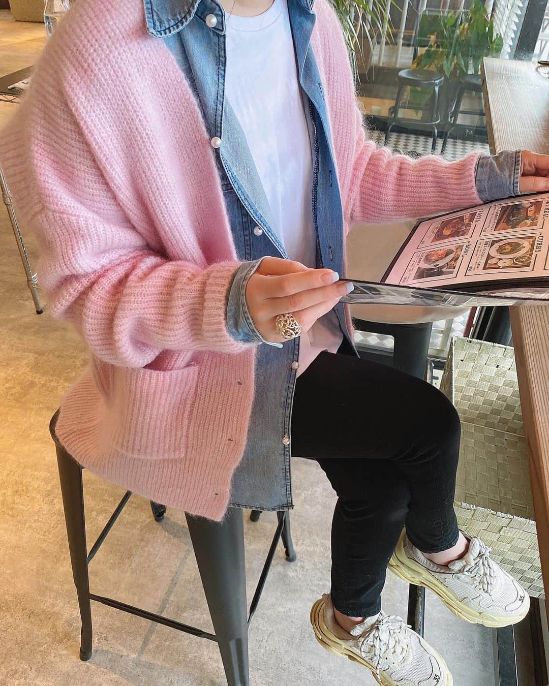 akiii031のインスタグラム：「Mohair knit cardigan pink🦩 @blanc_official.jp  絶妙なピンクにモヘアって可愛いすぎる🤤 グリーンと迷いに迷ってピンクに💕  寒かったからデニムシャツはさんだよ♡これまたパールボタンがたまらないやつ🙈 @dolce._official   それにしても、もう12月って早すぎる💭  #fashion  #blanc_official #dolce #uniqlo #acnestudios #balenciaga #hermes」