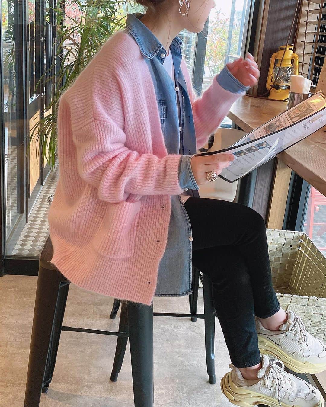 akiii031さんのインスタグラム写真 - (akiii031Instagram)「Mohair knit cardigan pink🦩 @blanc_official.jp  絶妙なピンクにモヘアって可愛いすぎる🤤 グリーンと迷いに迷ってピンクに💕  寒かったからデニムシャツはさんだよ♡これまたパールボタンがたまらないやつ🙈 @dolce._official   それにしても、もう12月って早すぎる💭  #fashion  #blanc_official #dolce #uniqlo #acnestudios #balenciaga #hermes」12月3日 19時59分 - akiii031