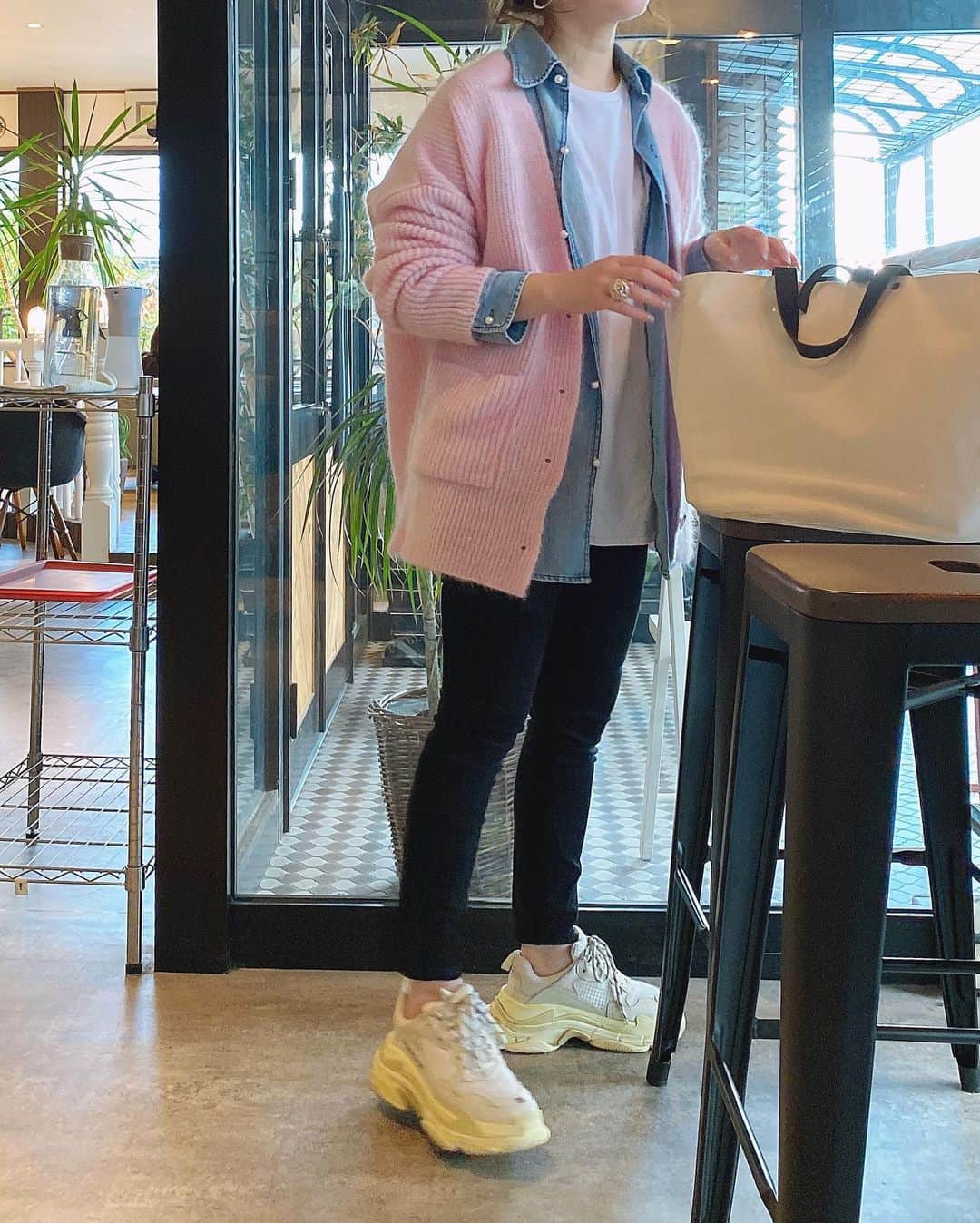 akiii031さんのインスタグラム写真 - (akiii031Instagram)「Mohair knit cardigan pink🦩 @blanc_official.jp  絶妙なピンクにモヘアって可愛いすぎる🤤 グリーンと迷いに迷ってピンクに💕  寒かったからデニムシャツはさんだよ♡これまたパールボタンがたまらないやつ🙈 @dolce._official   それにしても、もう12月って早すぎる💭  #fashion  #blanc_official #dolce #uniqlo #acnestudios #balenciaga #hermes」12月3日 19時59分 - akiii031