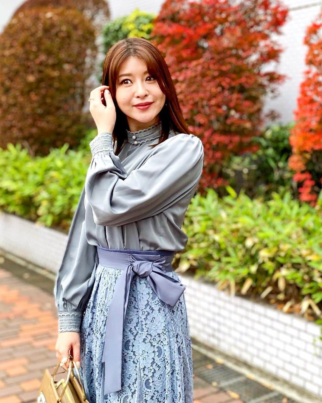 みゆこさんのインスタグラム写真 - (みゆこInstagram)「.﻿ 最近はアクセサリーもお洋服も、﻿ パールデザインが気分です🤭💭。*﻿ ﻿ 冬に着るくすみブルーも可愛い💙﻿ 首元にも袖にも、﻿ 指にも耳にもパール🥴﻿ ﻿ 寒さも深まってついニットばかり﻿ 着てしまうけれど、﻿ とろみと光沢感のある、﻿ サテンブラウスも冬のキレイめコーデに﻿ 絶対着たい♡﻿ (温かなインナーや﻿ 厚手の🧥を着れば大丈夫🙆‍♀️笑)﻿ ﻿ ﻿ 👚　@chicwish.japan ﻿ #chicwish#chicwishjapan#pr﻿ ﻿ ﻿ #今日の1枚#冬服#冬コーデ#冬スタイル#コーデ#サテン#ブラウスコーデ#💙#青コーデ#寒色#パール#大人可愛いコーデ﻿ ﻿ #東京#tokyo#今日の服#きれいめコーデ#きれいめ#フェミニン#ハイネック#ブラウス#前髪なし#センターパート#ワンカール#ストレートヘア#レーススカート#アラサー女子#アラサーコーデ﻿ ⠀﻿」12月3日 19時59分 - miyuco.t