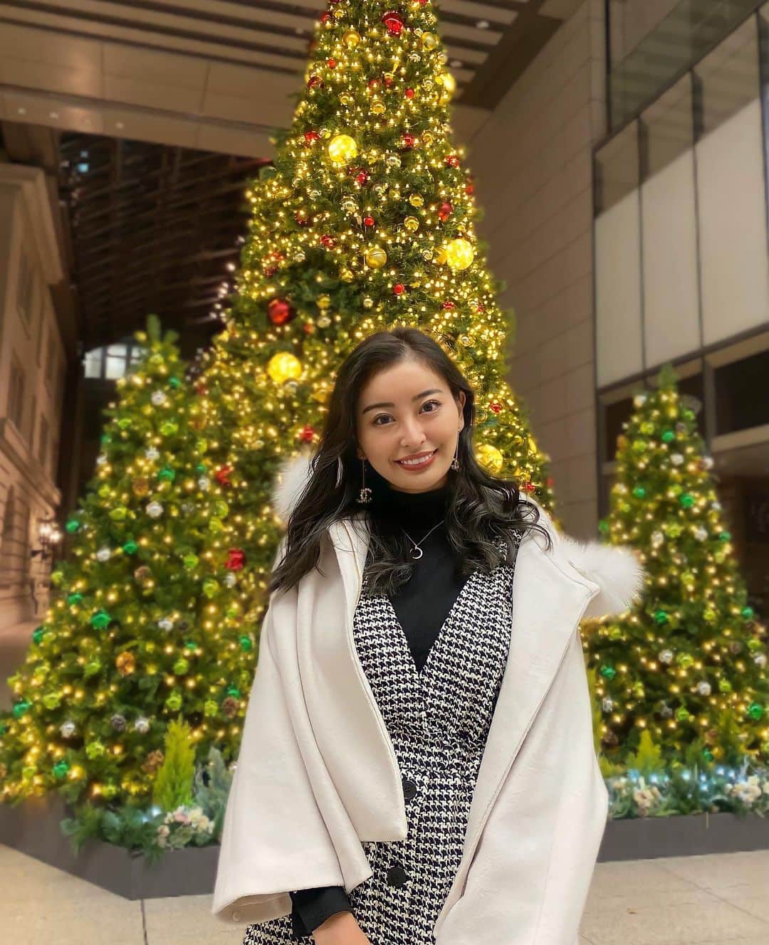 のインスタグラム：「iphoneのポートレートで撮ったらかなり画質が良く撮れた❤️🎄 いつもりより、おばさんぽいのもそのせい😂😂 最近アプリでばかり撮ってたから、差が違いすぎてぴえん🥲」