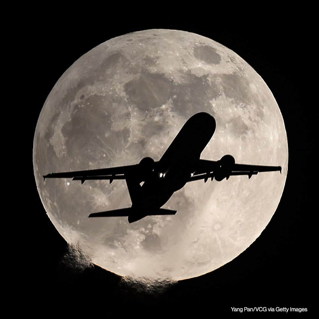 ABC Newsさんのインスタグラム写真 - (ABC NewsInstagram)「An airplane flies past the full moon during the penumbral lunar eclipse in Shenyang, Liaoning Province of China. #fullmoon #china #airplane」12月3日 20時00分 - abcnews