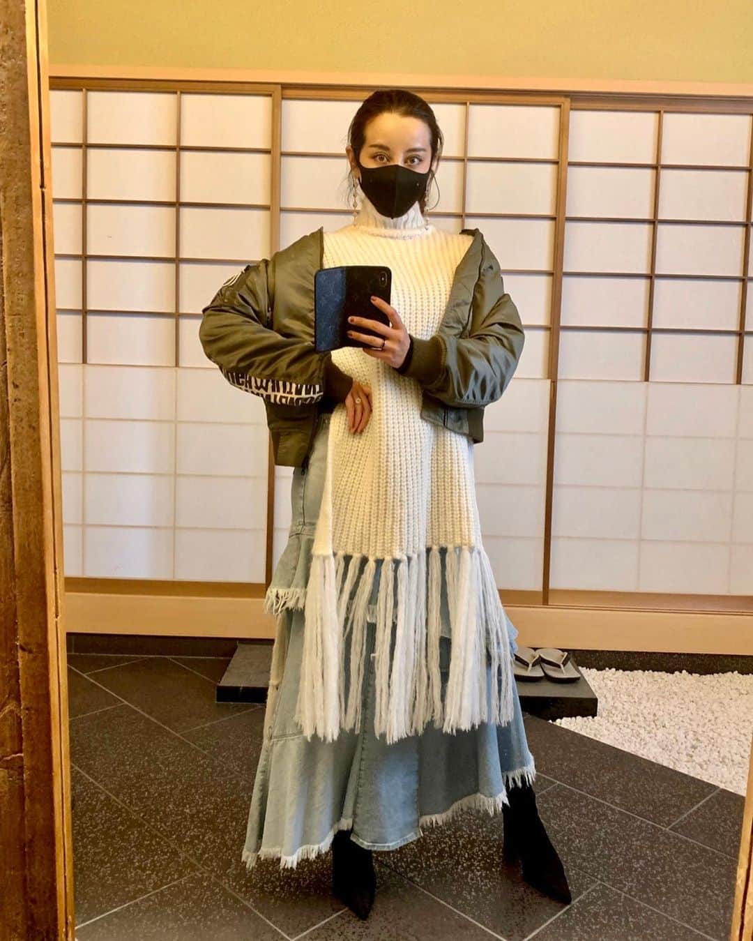 PINKYのインスタグラム：「#ootd by OCMS @ocms_official   子供を産んでから あまり増えることが無くなった 私のワードローブ (☝️きっと #ママあるある🤱) に、新たに加わった素敵なニットとスカート❤️ 　 ピアスは @amate_bijou 💫 ブーツは @yelloshoes_official 👢 ジャケットは数年前から愛用しているものです🌳  　 ・・・   #love #happy #family #mamalife #OCMS #南船場 #selectshop」
