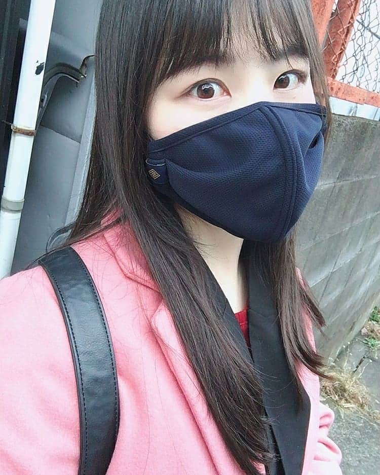 白葉まりさんのインスタグラム写真 - (白葉まりInstagram)「このご時世だからマスクもいろんな種類のが出てきてますよね～👀！ 皆さんは愛用のマスクとかってあるかな❓私は白い不織布マスクだったけど息がしづらくて😰いろんなの試し中です🤭 . . 今日つけてたのは有名ブランドとかのネクタイを仕立ててるSHAKUNONEさん (@shakunone_ties_brand) 開発の #SUEL っていうマスクでした！ . スポーツマスクなんだけどデザイン的に日常使いもできる◎ ワイヤー無しでへこみにくい設計なので息がしやすかったです😁🍃 . ゴムも交換できるみたいで✨長く使えるのは嬉しいですね～♻️ マスク美人になりたい..🥺💕(笑) . . . . . . . #マスク #スポーツマスク #トレーニングマスク #快適マスク #息がしやすいマスク #マスク生活 #マスク美人 #マスクイケメン #ファッション #SHAKUNONE #mask #fashion #code #pr #sports #sportsmask #goodevening #晩上好」12月3日 20時00分 - shirahamari