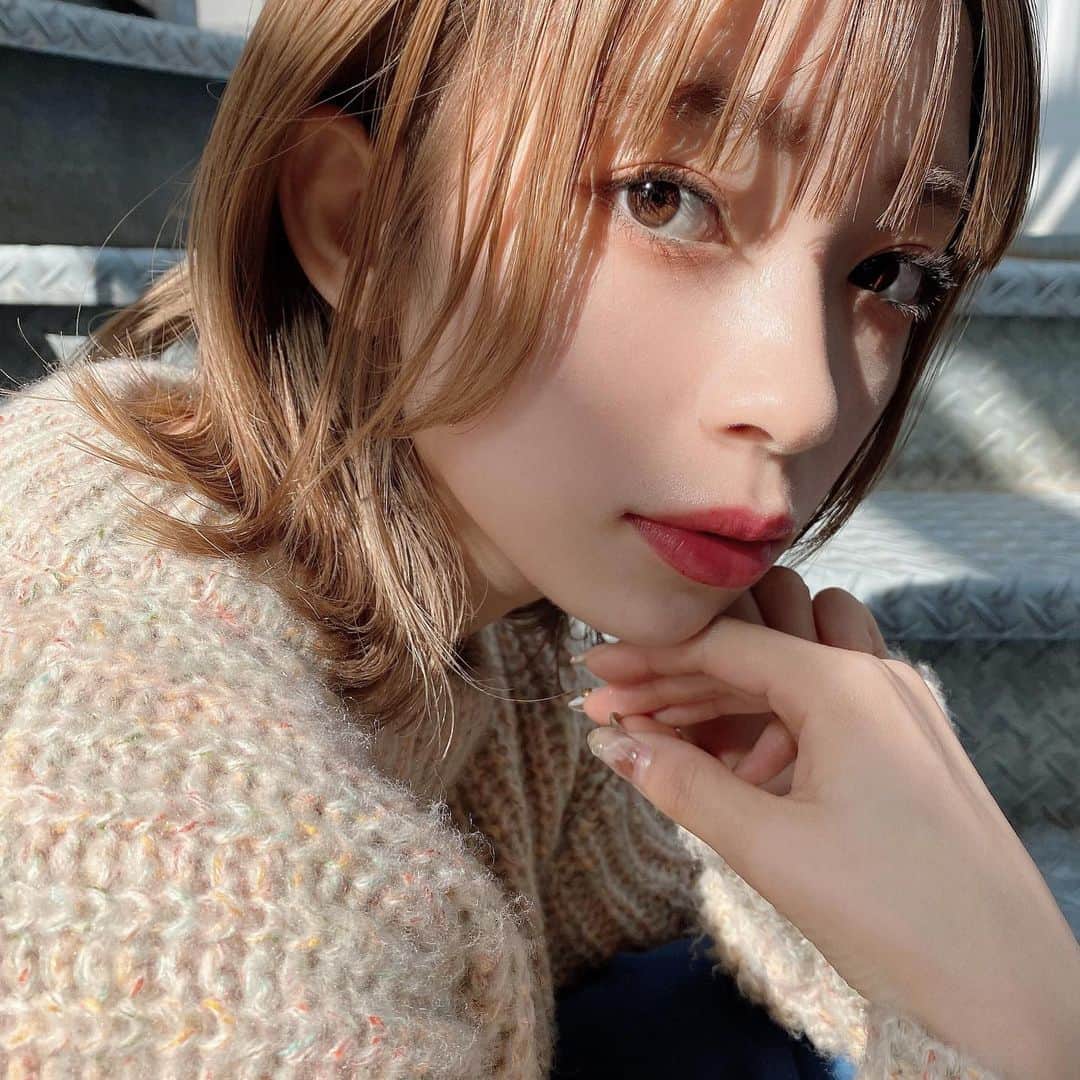 塩川裕美のインスタグラム：「. いめちぇん〜〜(ドアップ失礼します😭🙇🏻‍♀️ . . 江上さんにカット、カラーしてもらった🥺🙏💛 .  #ミルクティーベージュ 茶葉多めです😛 すでに染めてもらってから(全頭ブリーチもした) 二週間たってるけど金金になることもなく🌿 褒めてもらえるし自分でもめっちゃ気に入ってる🥺 みんないっしょにハイトーンしよ笑笑 . . 前髪カットはちょっとワイドめで 髪を結んだ時とか耳にかけた時もおしゃ可愛い🐰❤︎ .」