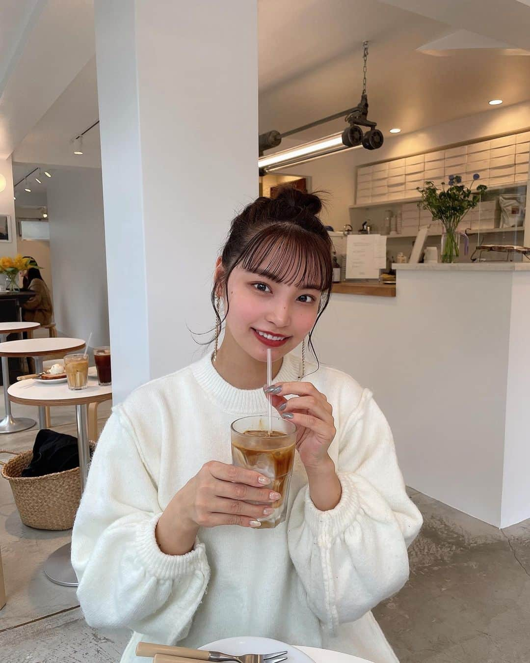 久保乃々花さんのインスタグラム写真 - (久保乃々花Instagram)「☕️  よしのカメラ！笑  この写真めちゃくちゃストーリー載せた時に好評だったから ペタリ😳  毎月通ってるエレナで マッサージしてもらってむくみすっきりしました！ ありがとうございます🙇🏻‍♀️ (@elena.4beauty )  冷え性なので湯船に たくさん浸かろ。笑」12月3日 20時01分 - kubononoka__gram