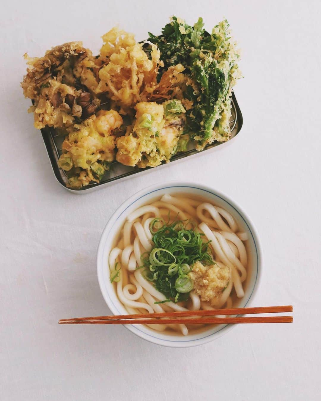 樋口正樹さんのインスタグラム写真 - (樋口正樹Instagram)「Tempura Udon . 夕食の天ぷらうどん。 春菊、舞茸、エノキ、 海老と葱のかき揚げ。 . . #温まるー #揚げたてサクサク #天ぷら後のせ #天ぷらうどん #うどん #春菊天 #舞茸天 #エノキ天 #かき揚げ #樋口さんちで麺類 #Udon #tempura #Tempuraudon #udonnoodles」12月3日 20時01分 - higuccini