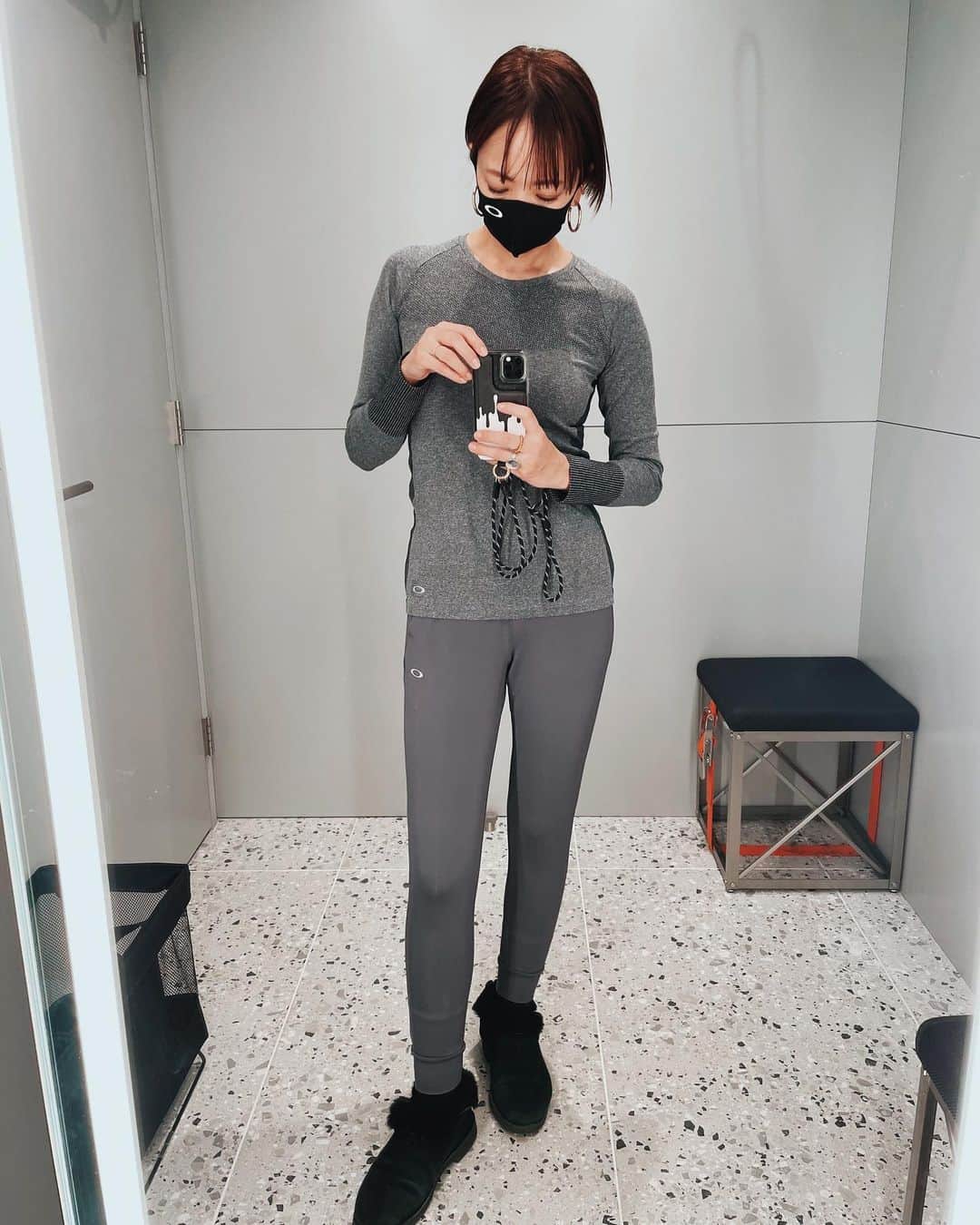 EMIのインスタグラム：「⭐︎ @oakleyjapan で トレーニングウェアを新調 素材が気持ち良すぎて一瞬で惚れました♡ そして全て一新しようと決め 色々GETしてきちゃいました〜✨ トレーニング頑張ろっ😆💪🏻 #oakley  #オークリー #トレーニングウェア #training」