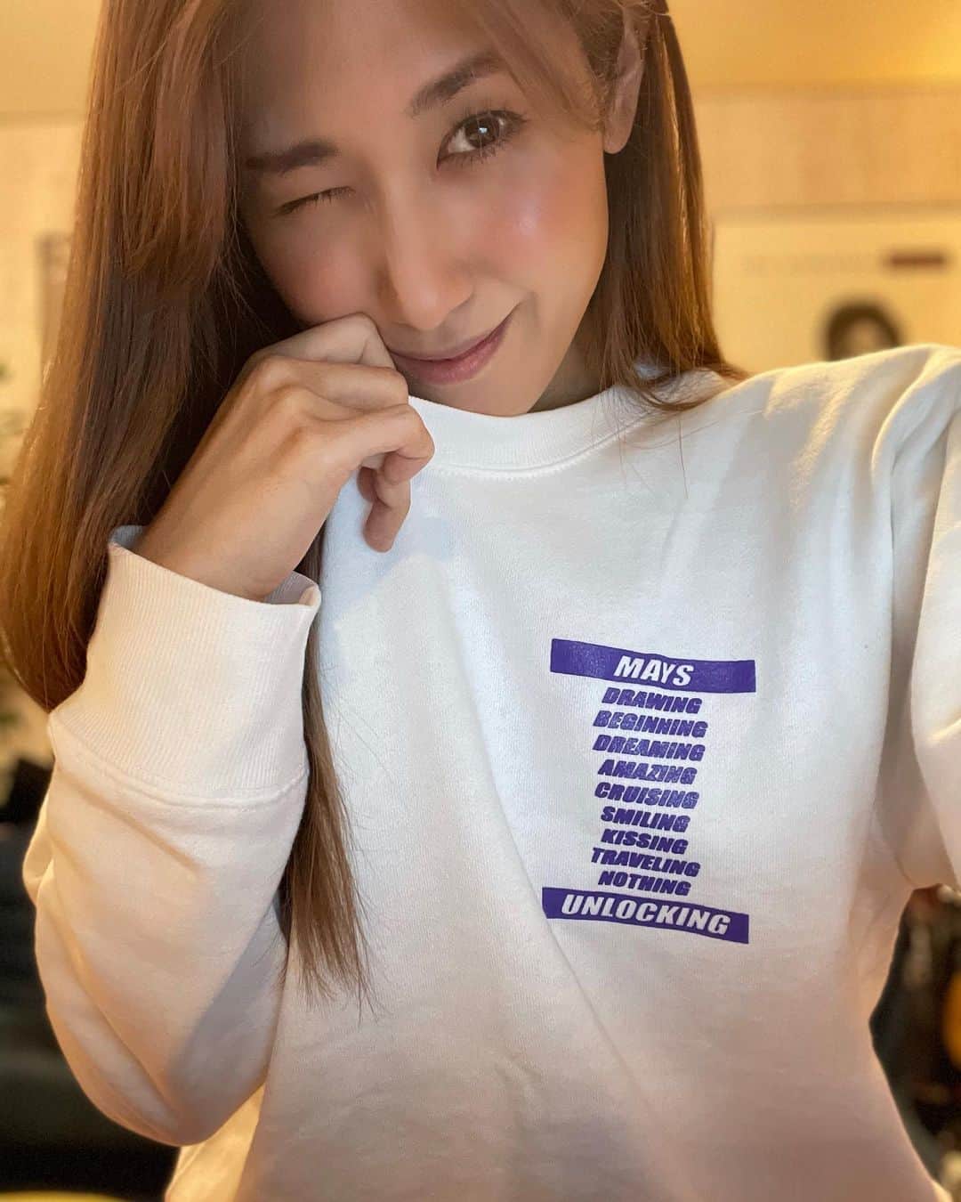 片桐舞子のインスタグラム：「今年のクリスマスライブ限定 INGスウェット🎄  むふふなデザインですわ❤︎  今日、12/3 23:59までの購入で クリスマスまでに届きます❄️ クリスマスカード付きになるのは 今日まで🎁🎅  私が着てるのがLサイズ 丈は長め 身幅はそこまで広くないかな 私ならLかXLで着る❤︎  #mays#singsingsing220」