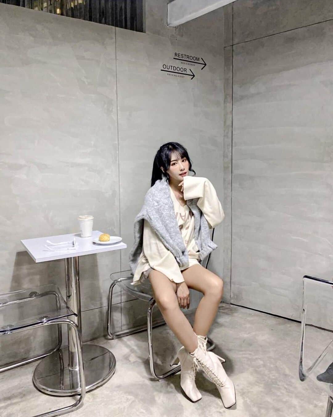 夏晴さんのインスタグラム写真 - (夏晴Instagram)「晚上好～ 天氣好冷⋯ 這天氣我是無法只穿這樣出門的😭 豪怕冷 @lalalatw」12月3日 20時12分 - qing_413