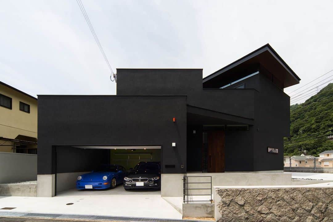 ザウス住宅プロデュースさんのインスタグラム写真 - (ザウス住宅プロデュースInstagram)「…変形地に建つガレージハウス：神戸 　　　　　　 •  家族が集うLDKは3つのバルコニーに囲まれて光と風が溢れ、まるで屋根が浮いているように設けられたスリット窓が特徴的。 閉鎖的な外観と開放感に溢れる室内空間の雰囲気のギャップに驚かされます✨ 　　　　　　 設計：田中一郎建築事務所 撮影：平野和司    #garagehouse#garage#car #porsche#BMW#home#architecture#design#zaus #田中一郎 #平野和司 #ザウス#ガレージハウス#建築#建築家との家づくり#暮らしを楽しむ」12月3日 20時04分 - zaus_producer