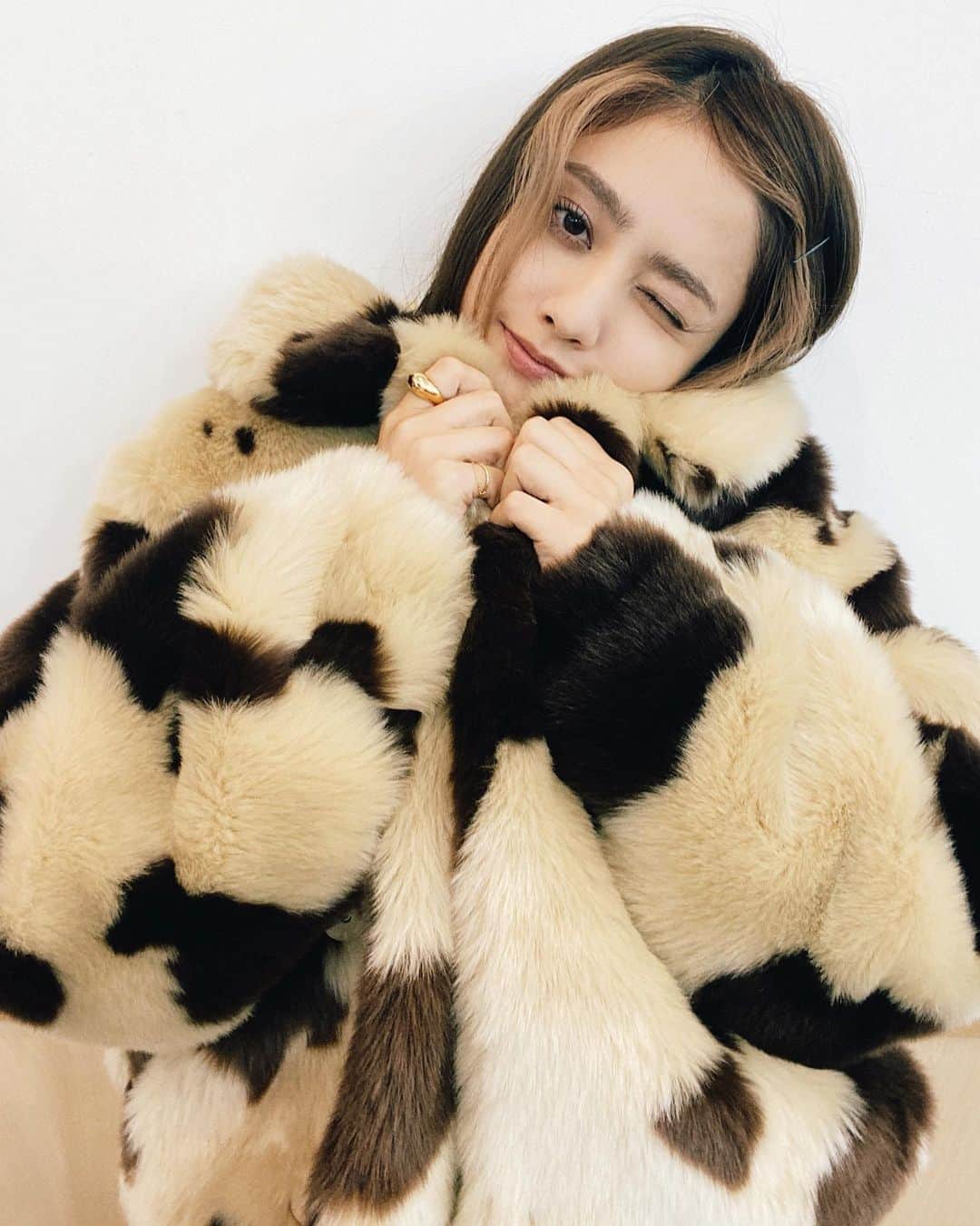 のインスタグラム：「Today’s me🥰🥺🥺 エコファーもこもこちゃん ピースしちゃった✌️🤣  20:00〜モニタリングです見てねん♥️  Outer #searoomlynn Setup #mariaandsea Bag #dior  ring #five_twenty_one」