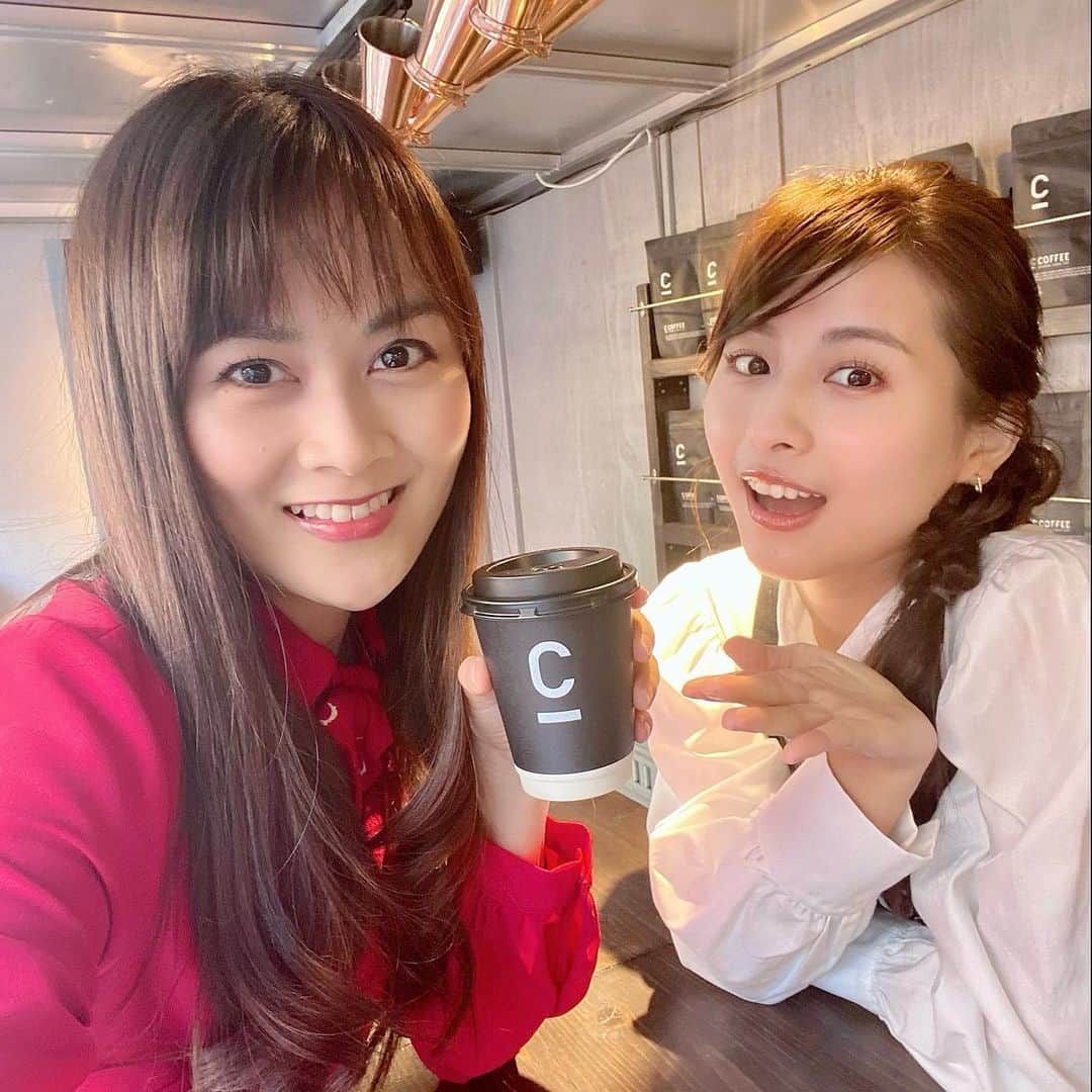 野本愛さんのインスタグラム写真 - (野本愛Instagram)「12/1にオープンした @c_coffee_official の「C COFFEE BAR」に行ってきたよ😊❣️﻿ ﻿ TVや雑誌でも話題の渋谷の新名所、移動型バートラックメディア「TLUX」とコラボしていて、﻿ お洒落なオープンエアのカウンター❣️﻿ 換気とか密も気にしなくていいよ😊✨﻿ ﻿ ゲストでカフェスタッフをされていた、﻿ ロンモンロウ @ronmonroe_official ちゃん可愛かったー🥰💕﻿ ﻿ C Coffeeは、普段はWEBだけで販売してるから、﻿ その場飲めるのはこのお店だけ😃✨✨﻿ ﻿ 私もいつも飲んでるんだけど、﻿ 国産の炭や乳酸菌も入ってて、﻿ インナービューティーとしても﻿ 魅力的なんだけど、﻿ とにかくコーヒーの味がいい❣️❣️﻿ 美味しいから、お気に入り❤️﻿ ﻿ ■場所:﻿ 「C COFFEE BAR」﻿ 〒150-0042 東京都渋谷区宇田川町31-2 ﻿ ヨシモト∞ホール屋外 BAR TRUCK MEDIA TLUX 内﻿ ﻿ ■営業時間:﻿ 毎週水・金・日の12:00-17:00﻿ ﻿ #チャコールコーヒー ﻿ #ダイエットコーヒー﻿ #チャコールクレンズ﻿ #ダイエット #シーコーヒー﻿ #cコーヒー #c_coffee﻿ #TLUX #トラックス﻿ #バートラック #移動型バー」12月3日 20時06分 - himemode